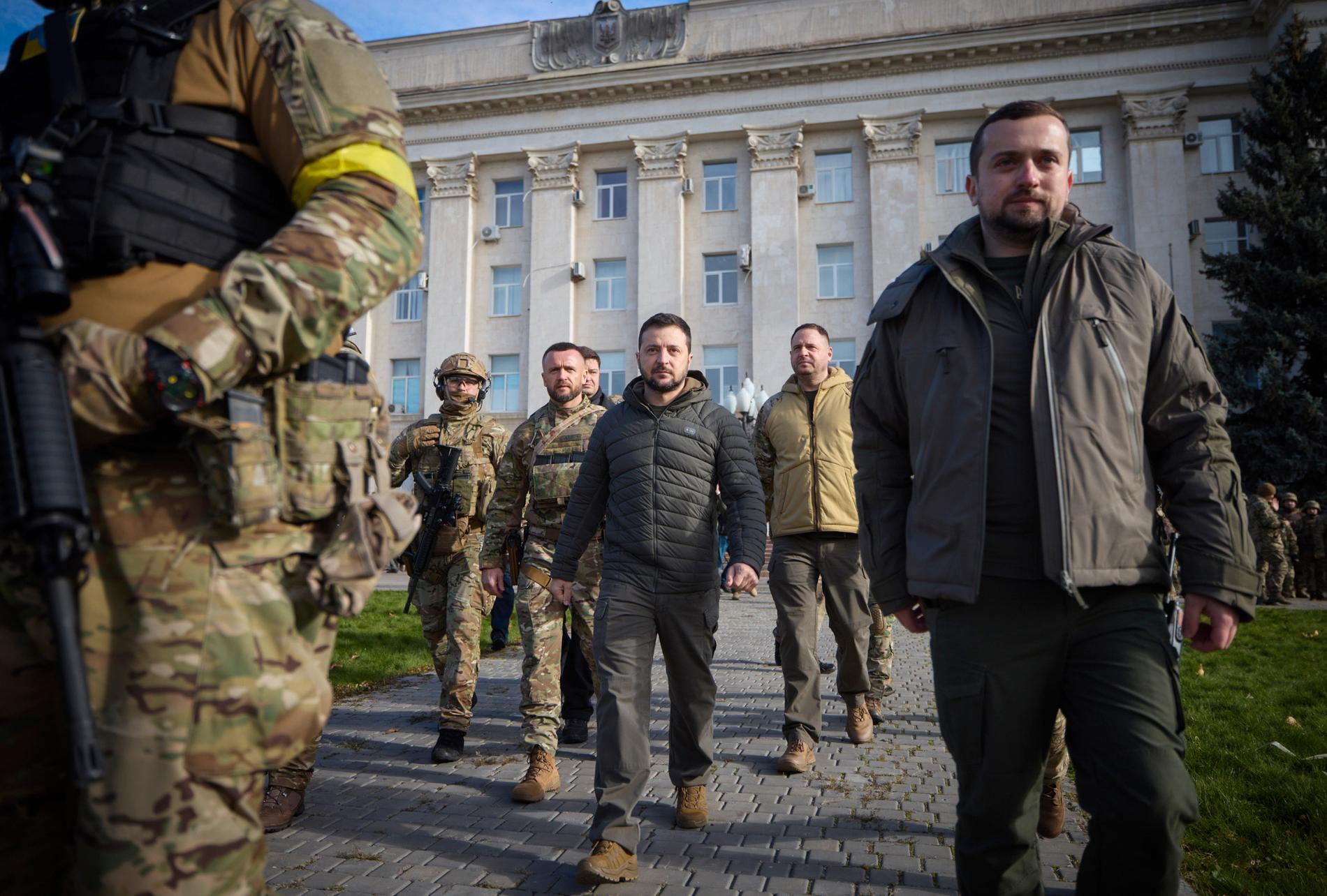 Volodymyr Zelenskyj med sina vakter.