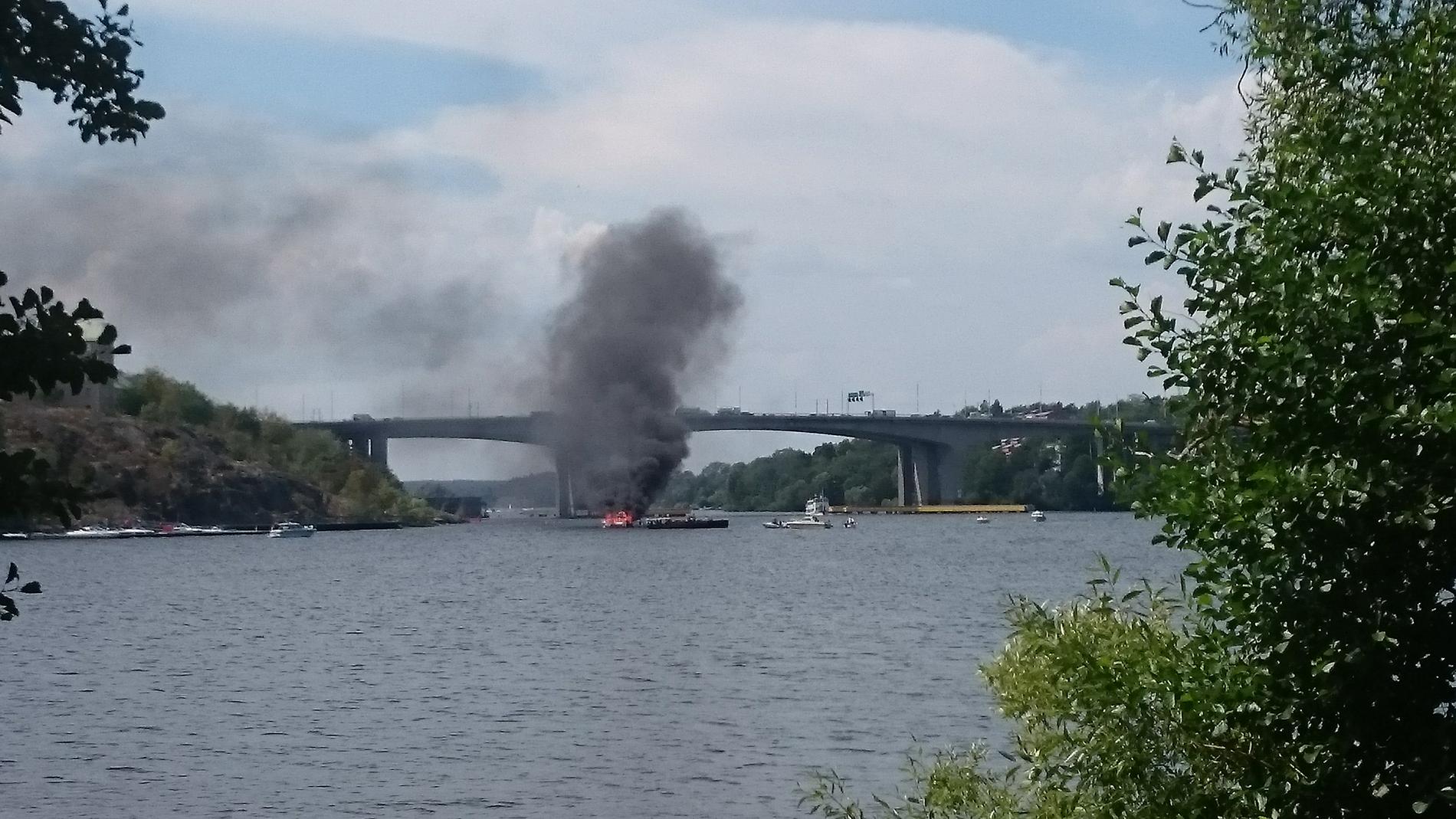 En explosionsartad brand utbröt i en båt i Årstaviken i centrala Stockholm.