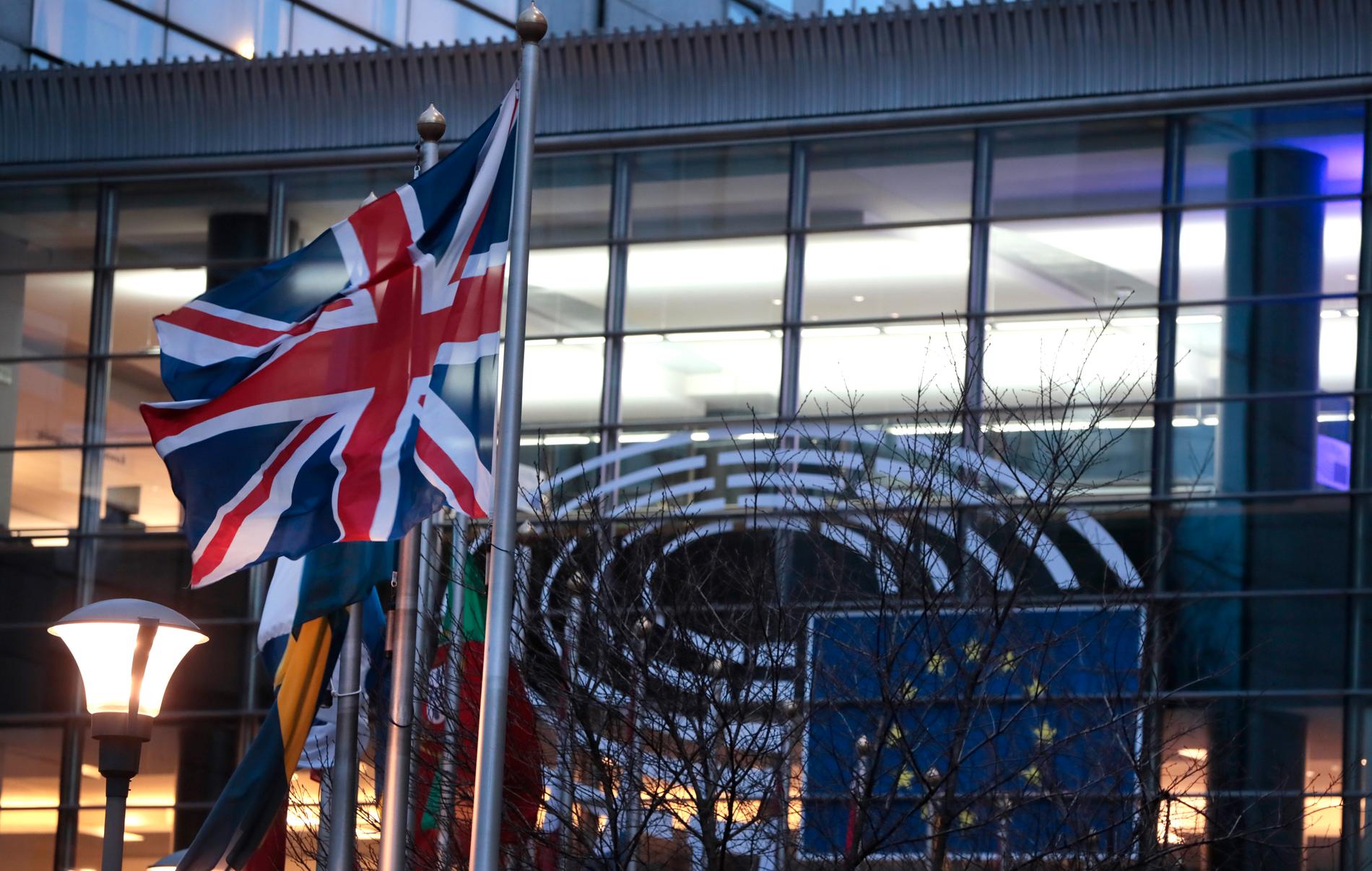 Storbritanniens flagga vajar för sista gången utanför EU-parlamentet i Bryssel.