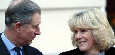 KÄRA PÅ AVSTÅND Redan som 20-åringar fann prins Charles och Camilla Parker Bowles varandra. När Charles sedan var gift med Diana avslöjades att prinsen ville vara en av Camillas tamponger.