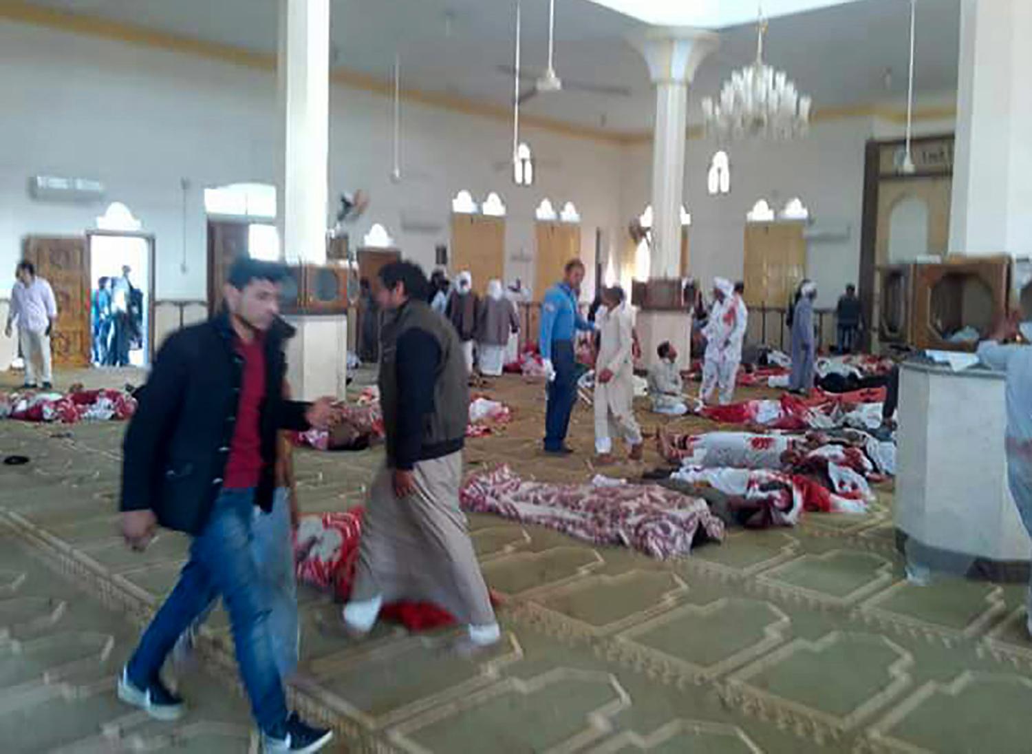 Många döda efter att en moské i Egypten attackerats.