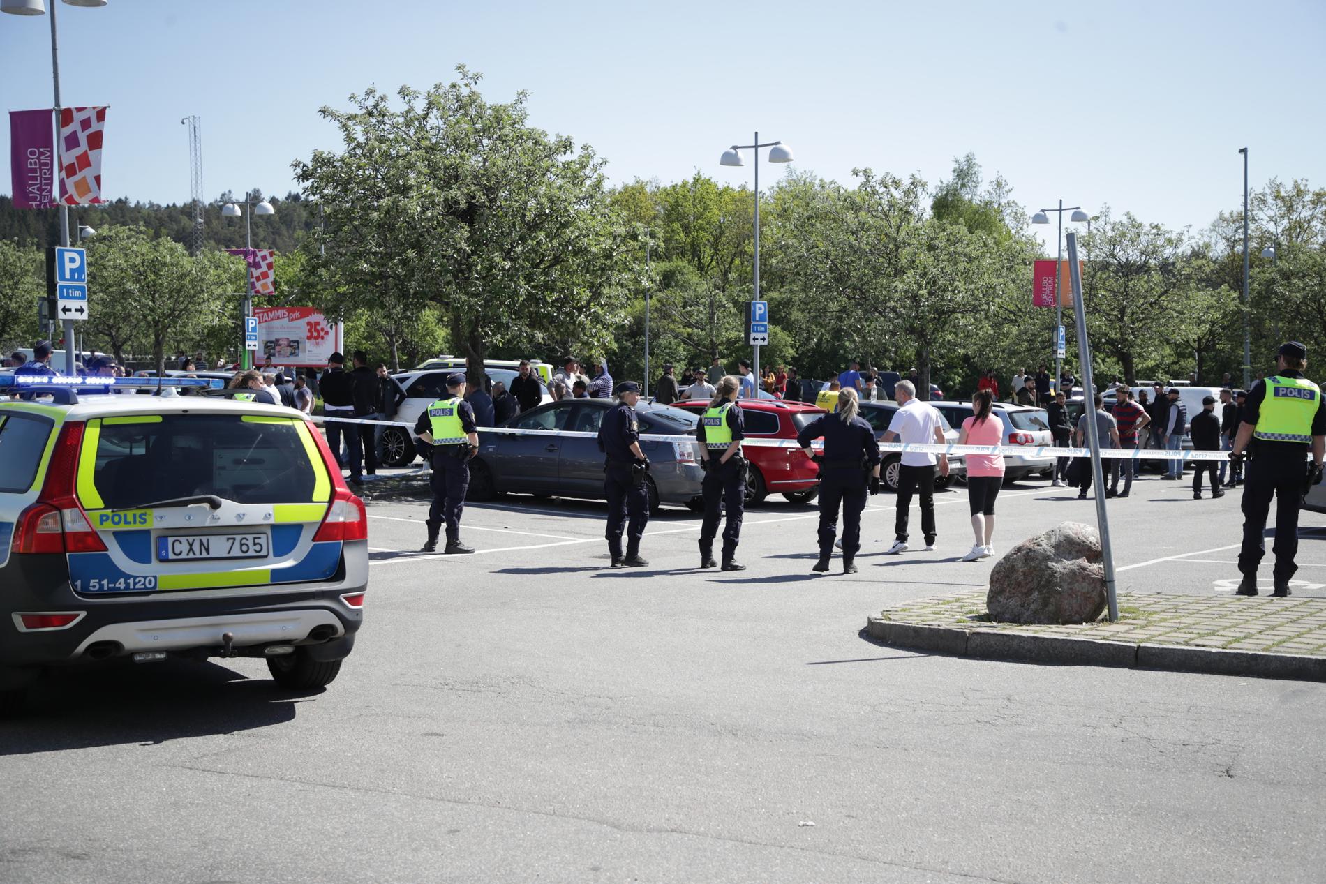 Händelsen har enligt polisen koppling till helgens upplopp i Hjällbo.