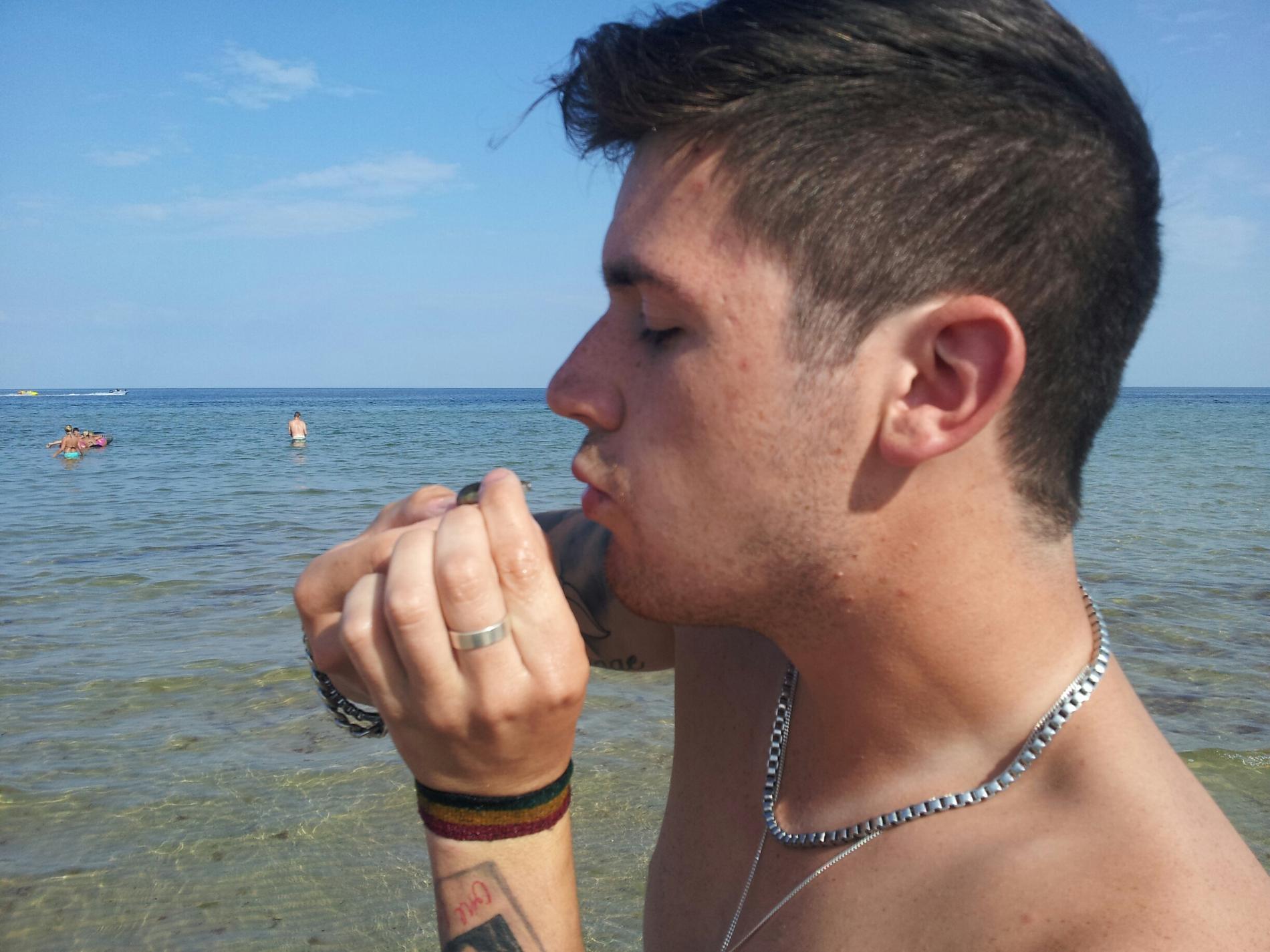 ”Vår 20-årige son hitta en liten fisk som han skulle pussa på. Sånt händer bara på semestern”
