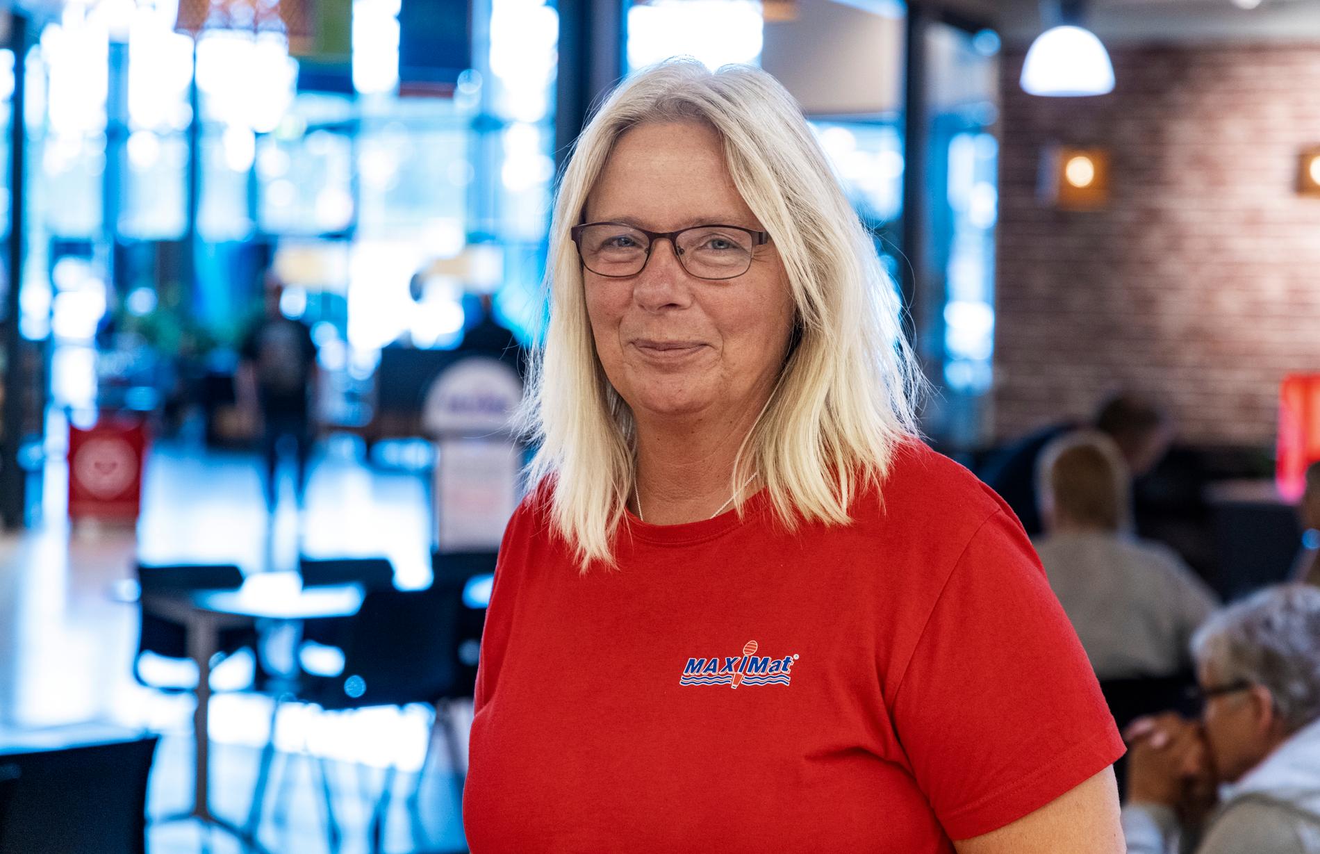 Tina Brink jobbar på livsmedelsbutiken Maxi mat i Charlottenberg. När norrmännen inte fått resa in har det drabbat hennes arbete hårt. ”Det har varit helt öde här”, säger hon.