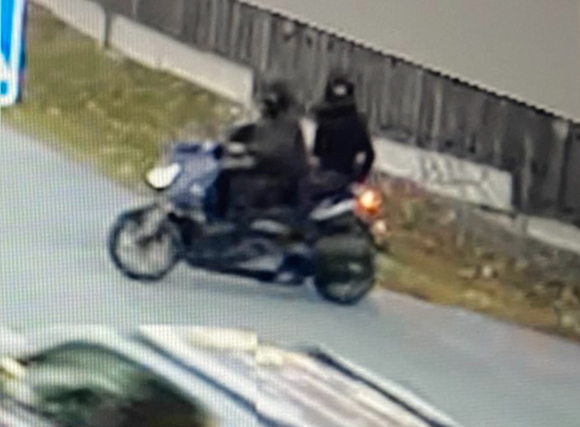 Här flyr de misstänkta gärningsmännen på moped. 