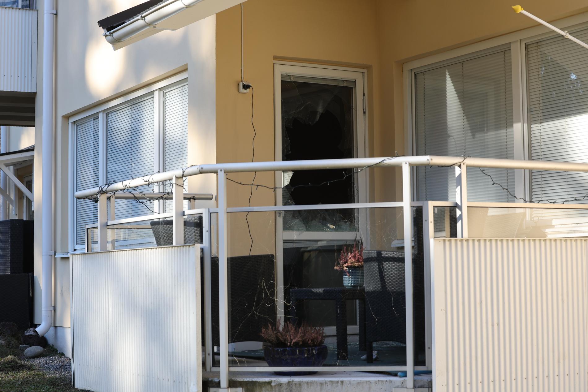 Krossat fönster på en balkong efter ett av polisens tillslag i Stockholmsområdet.