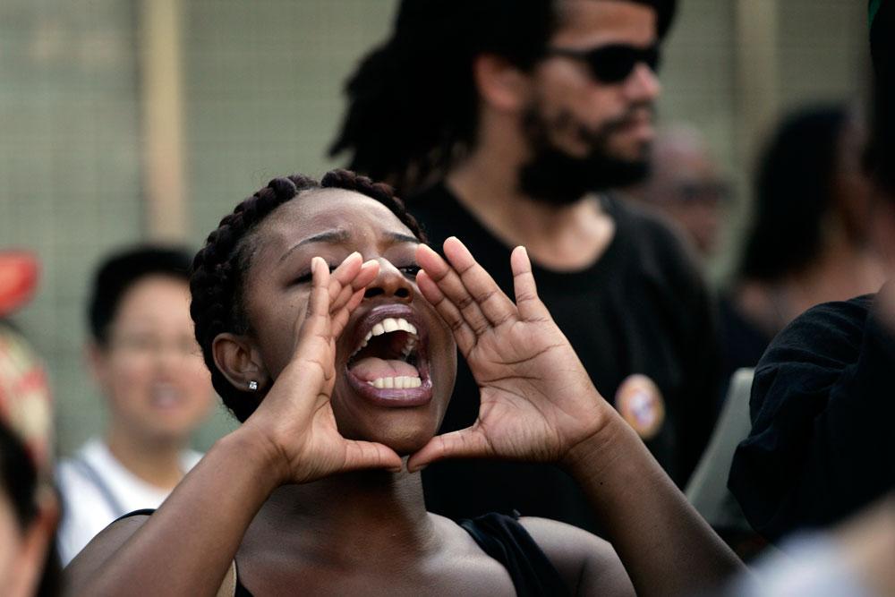 En kvinna syns skrika under en demonstration i Los Angeles. Under söndagen samlades människor och protesterade mot den friande domen med slagord som "Rättvisa för Trayvon".