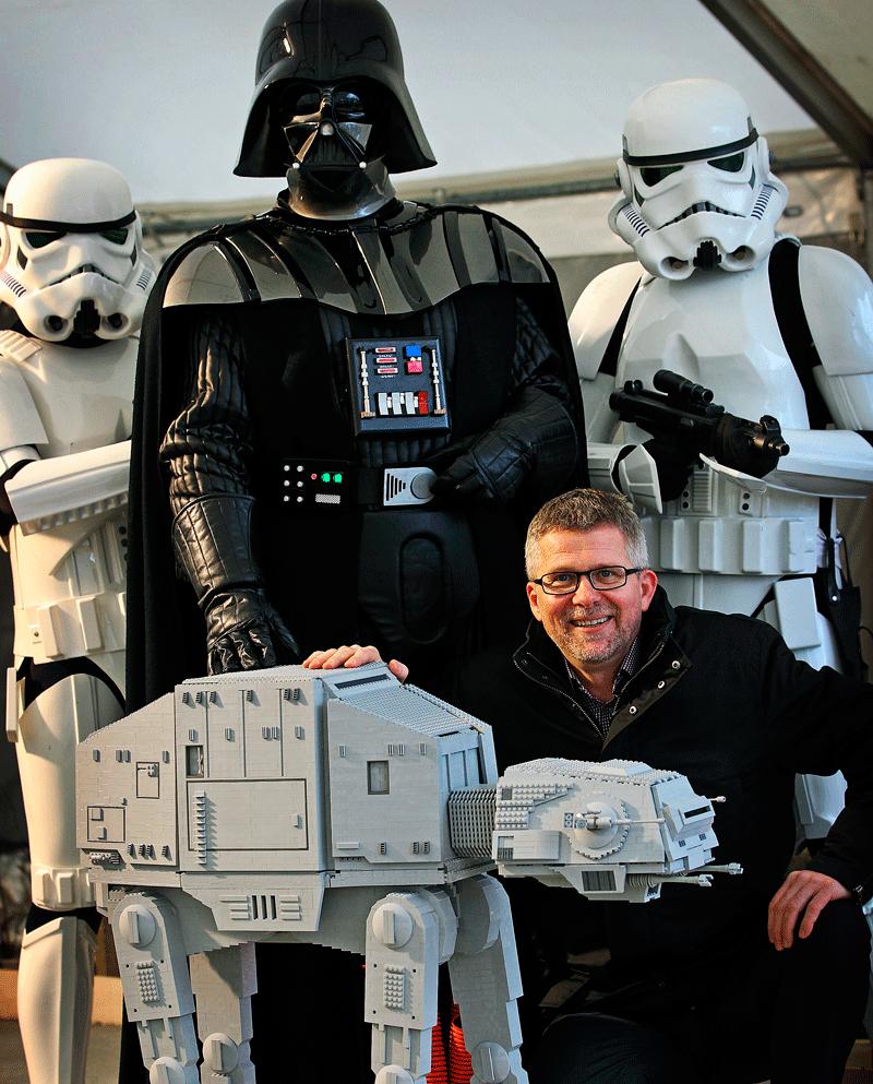 Legolands direktör Henrik Höhrmann med några av figurerna.