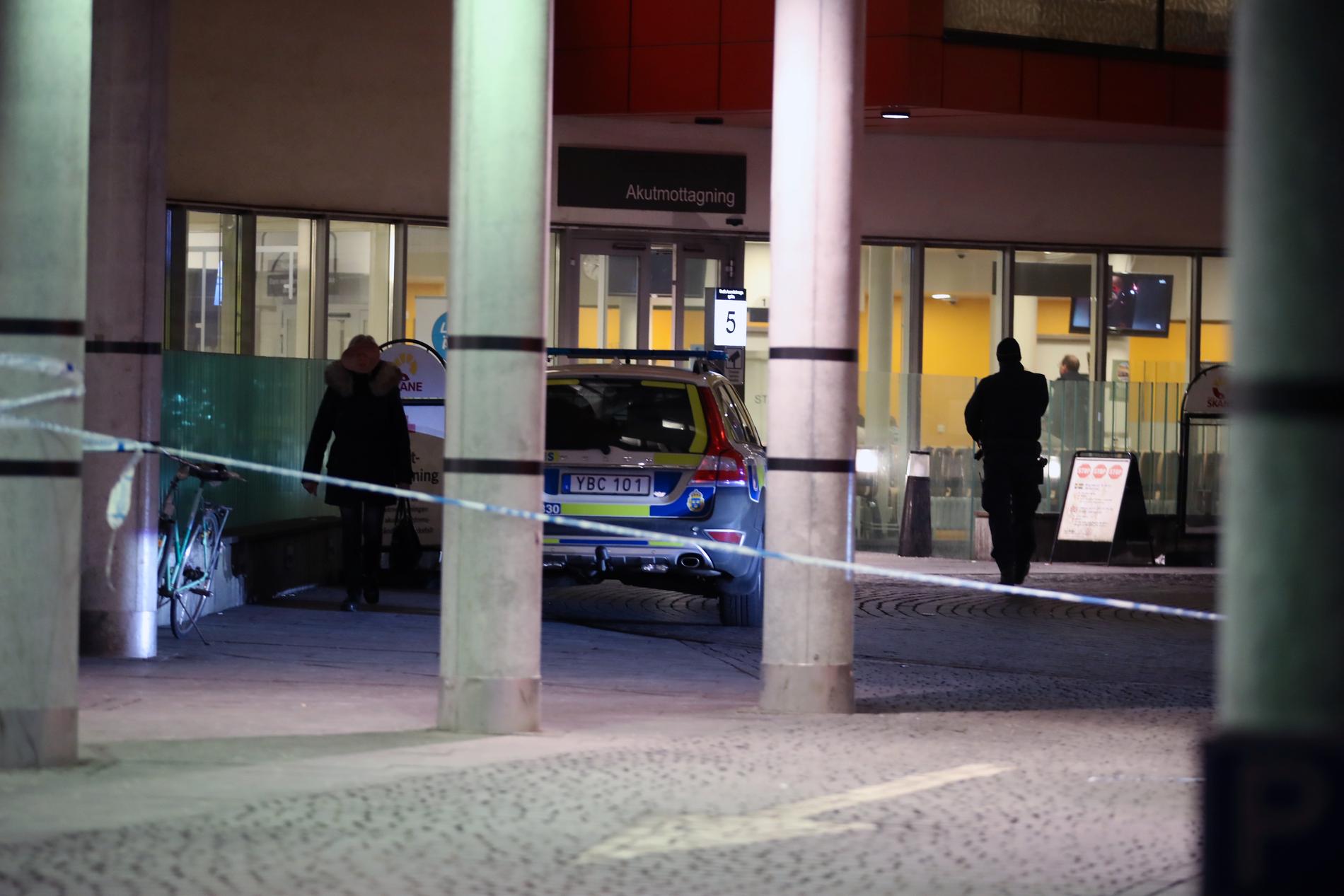 Polisavspärrningar utanför akuten i Malmö efter skotten.