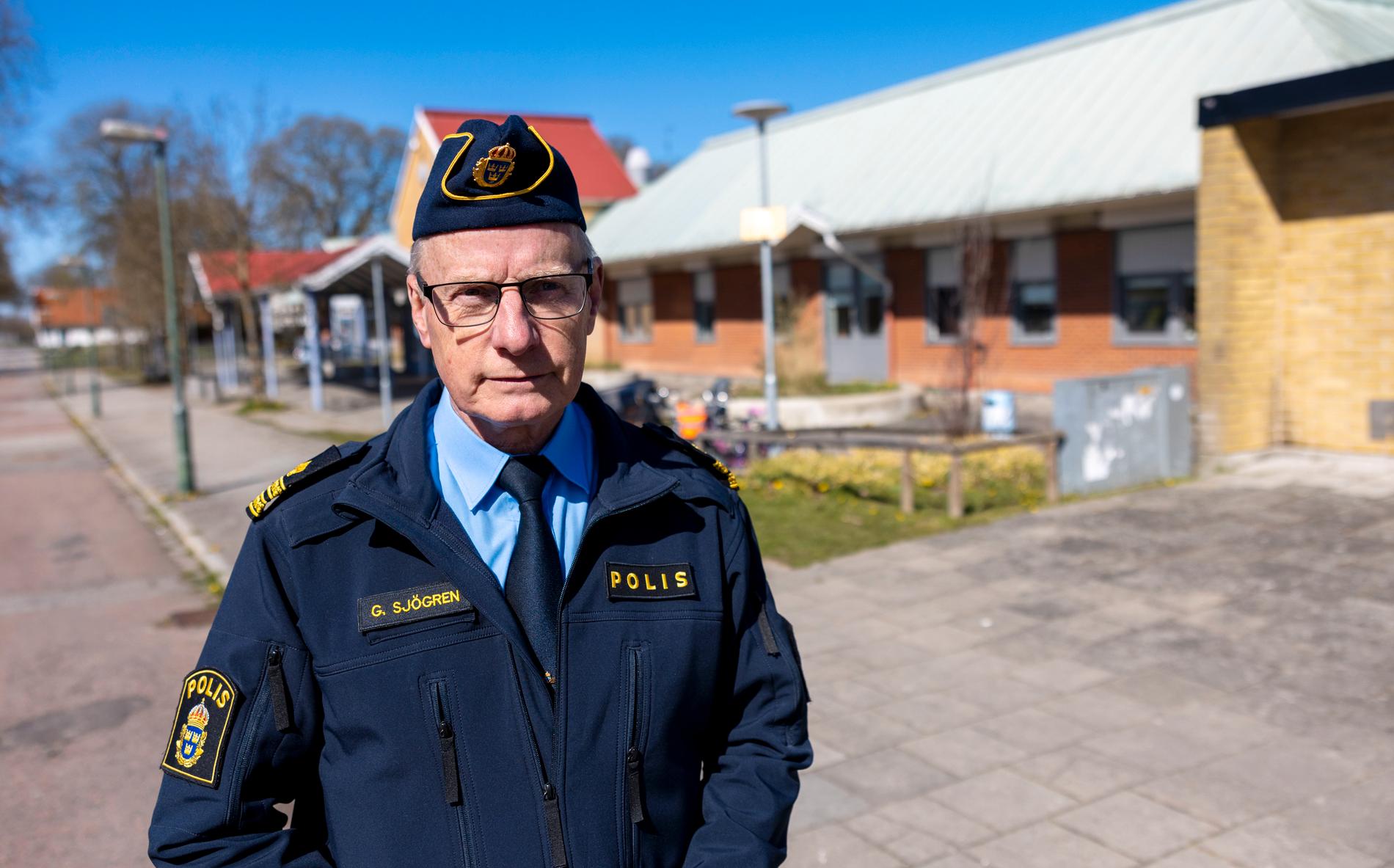 Kommunpolisen Glen Sjögren, som jobbar med det strategiska brottsförebyggande arbetet i Rosengård, utanför den eldhärjade Rosengårdsskolan.