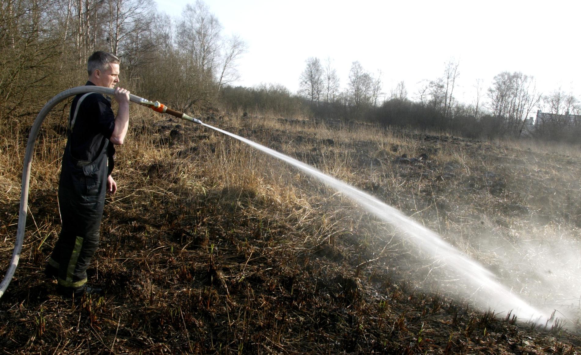 Trots att SMHI varnar för stor risk för gräsbränder i södra delen av landet får räddningstjänsten rycka ut och släcka sedan privatpersoner eldat medvetet. Arkivbild