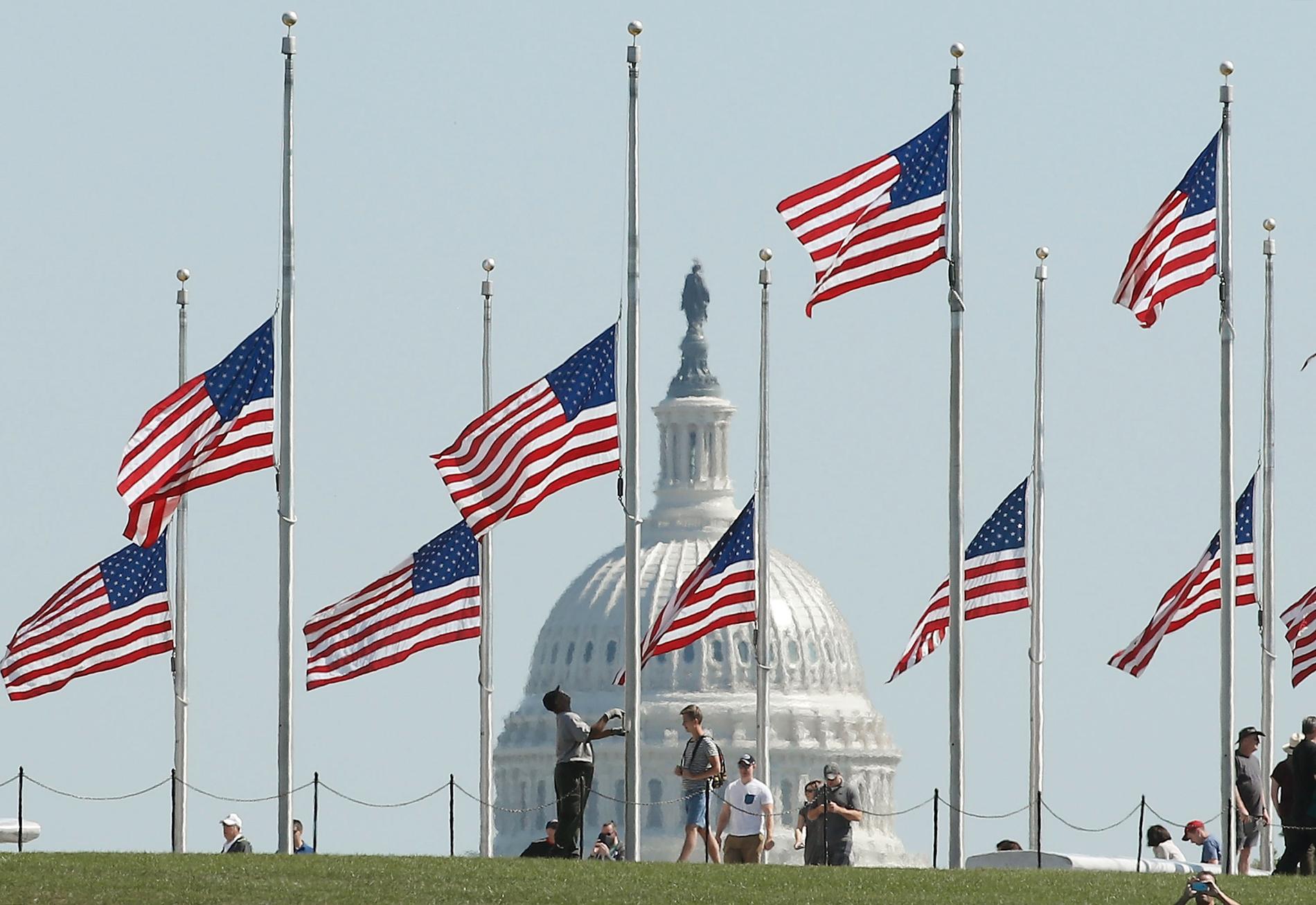 Flaggor på halv stång i Washington D.C.