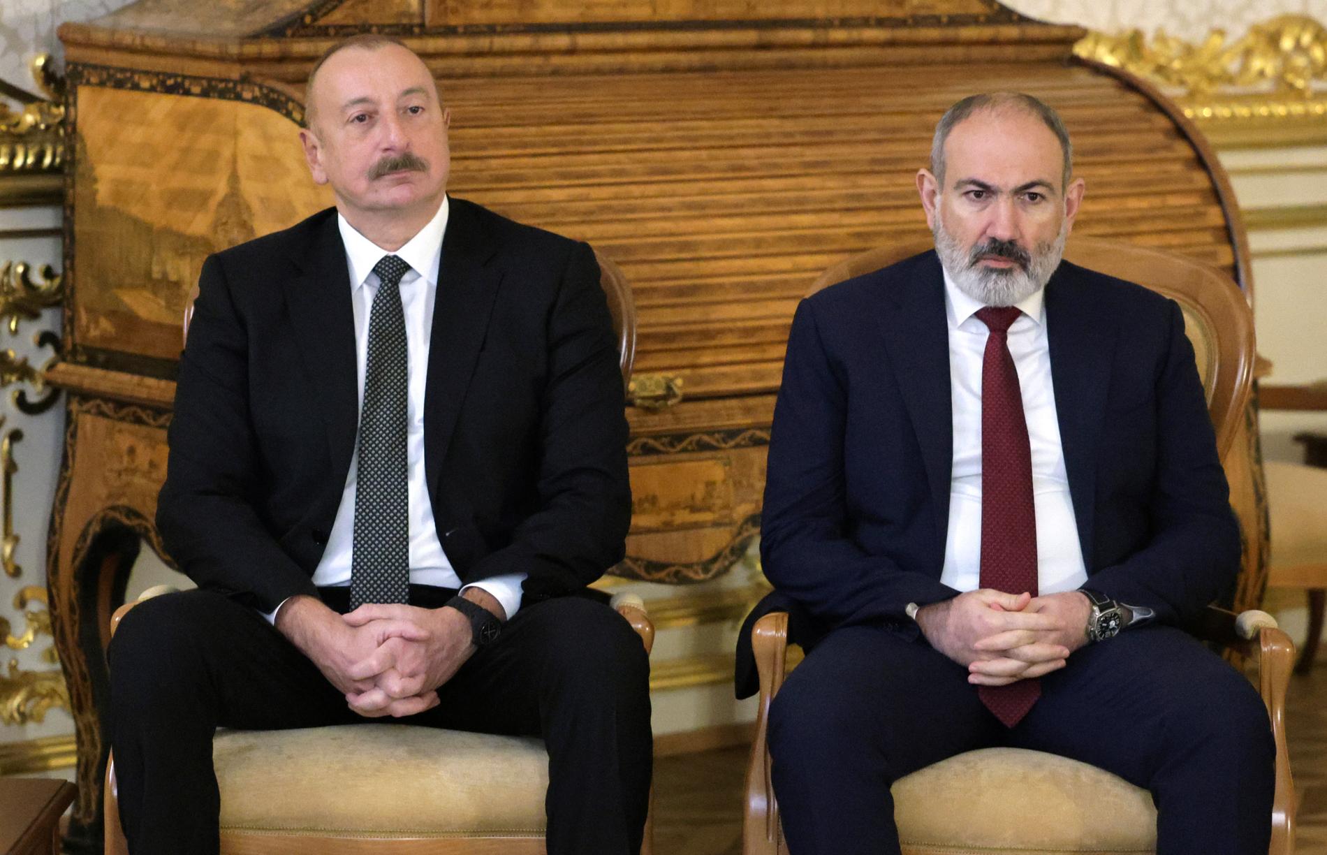Ilham Aliyev och Nikol Pasjinjan, ledare för ärkefienderna Azerbajdzjan och Armenien, under ett toppmöte för forna Sovjetrepubliker i S:t Petersburg i fjol.