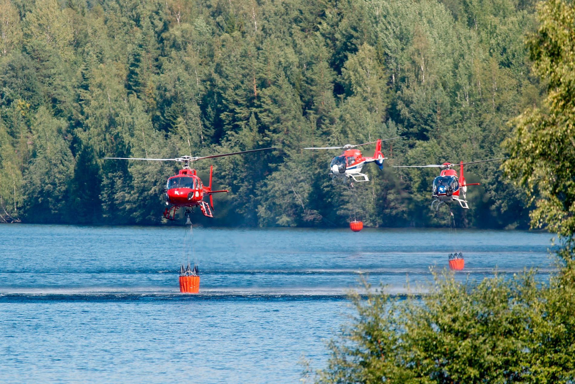 Helikoptrar vattenbombar branden i Ljusdal.