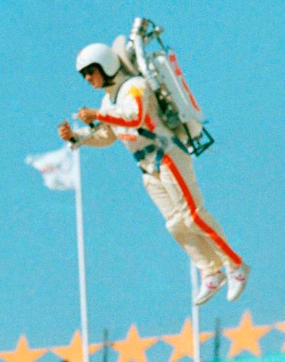 1984: Flygande raketman under invigningen av OS i Los Angeles.