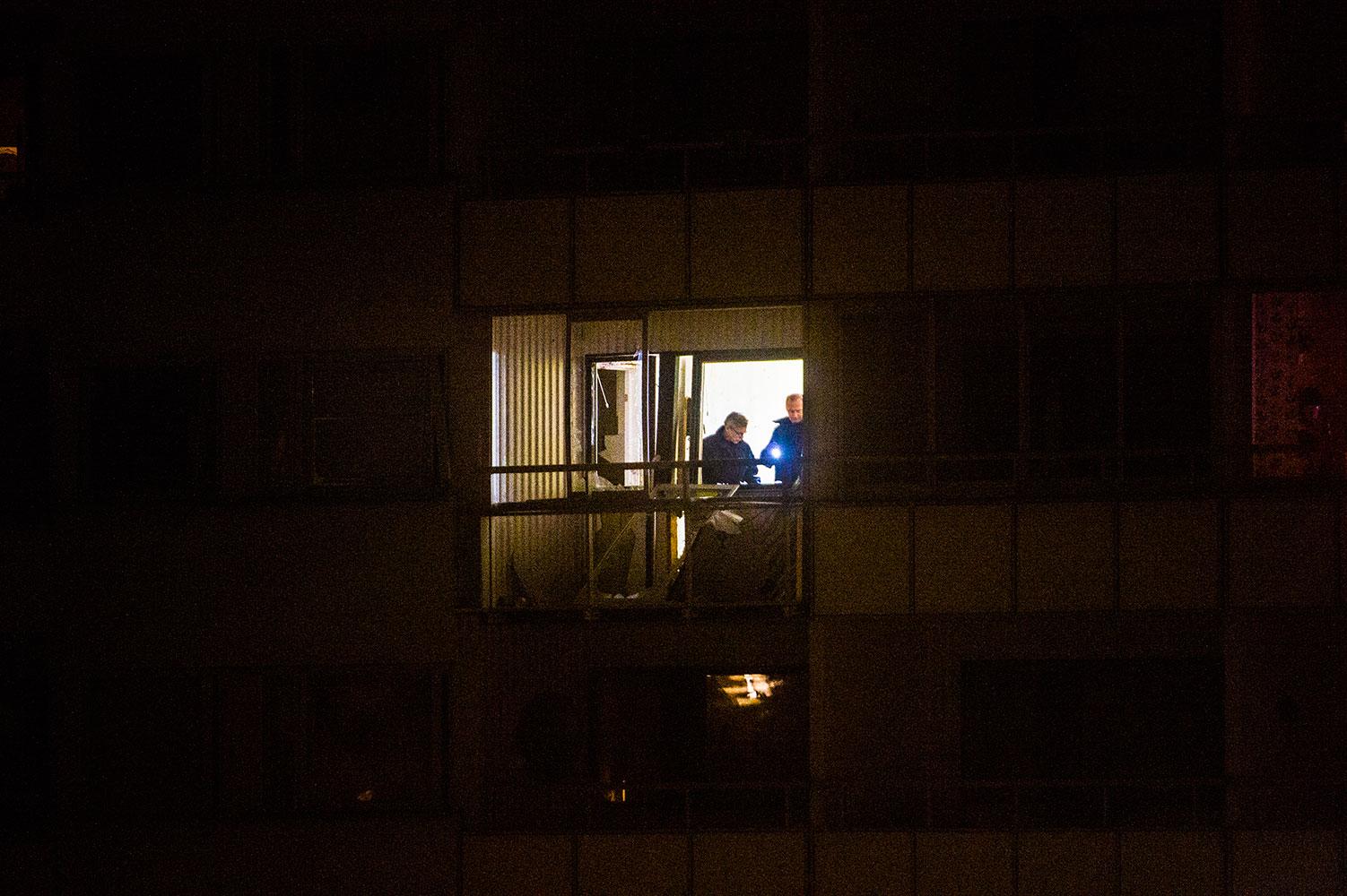 Polisens tekniker i lägenheten.