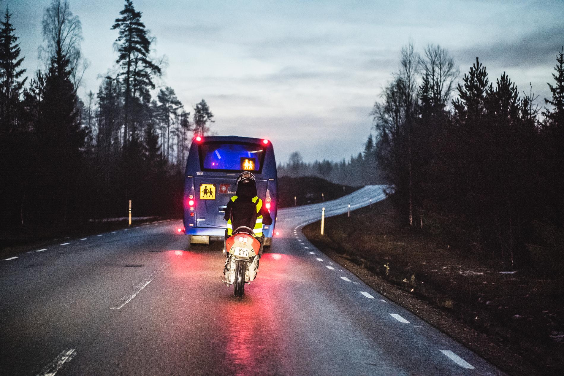 Love Björnelundh, 16, på väg in mot Degerfors, med skolbussen framför.