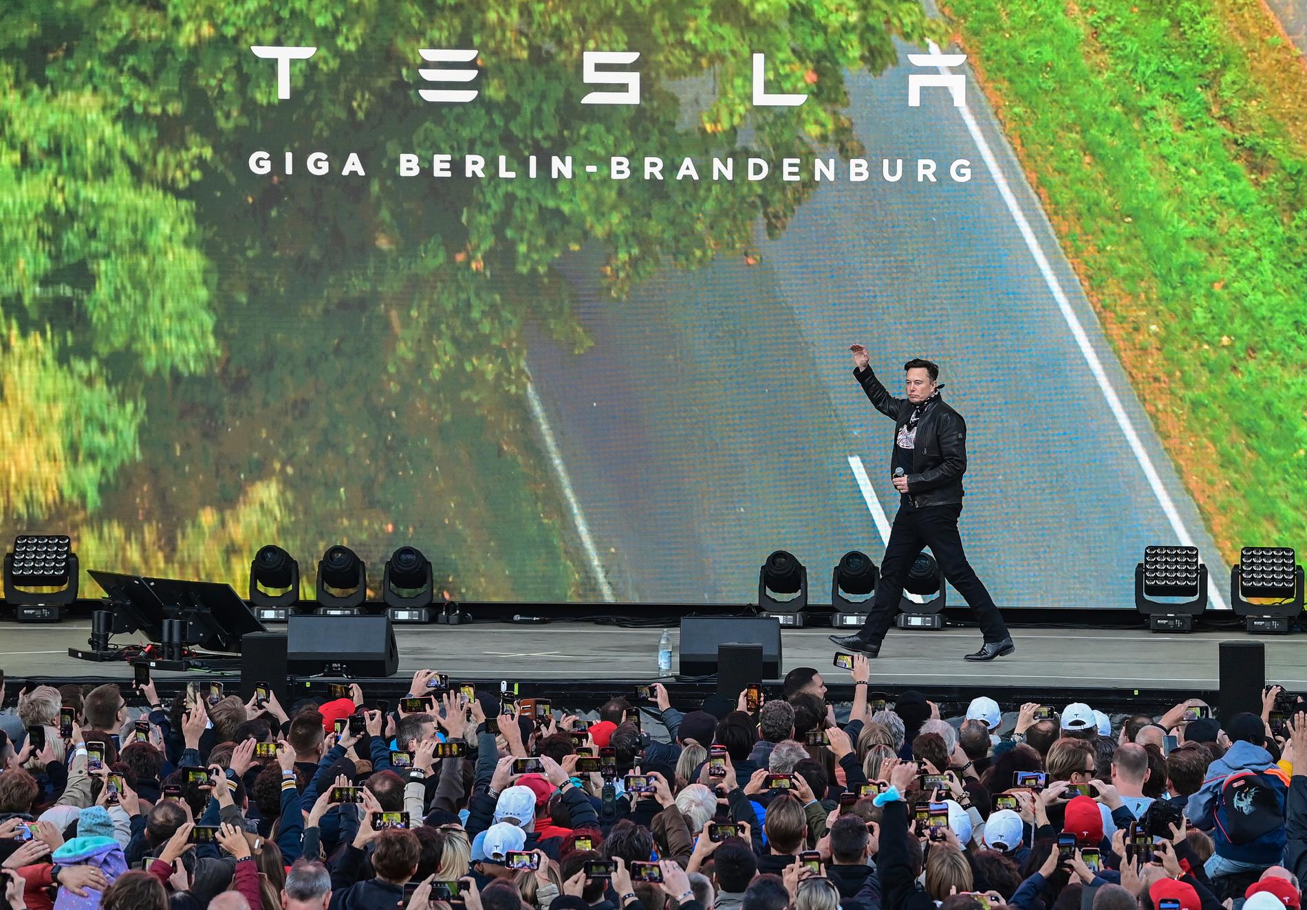 Elon Musk på "oktoberfesten" nyligen vid Teslas kommande fabrik i Grünheide, öster om Berlin.