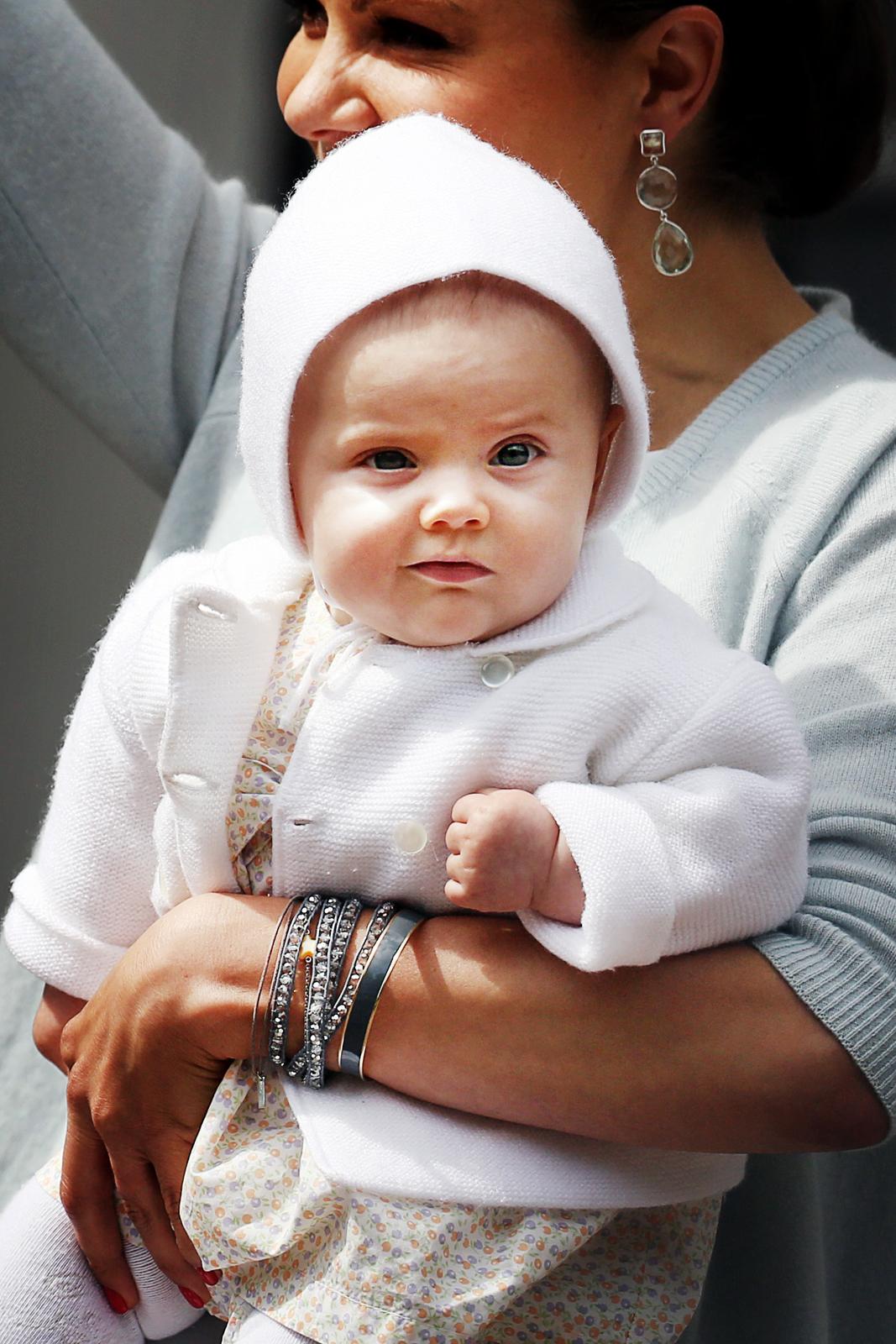 Lilla Estelle på mamma kronprinsessans födelsedag. Foto: AFTONBLADET