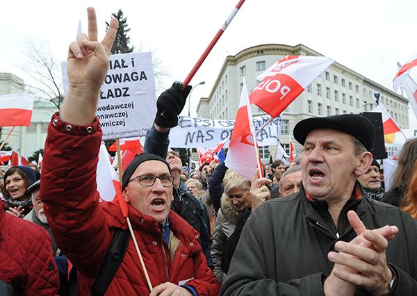 Protester i Warszawa strax före jul mot den nya högernationalistiska regeringen.