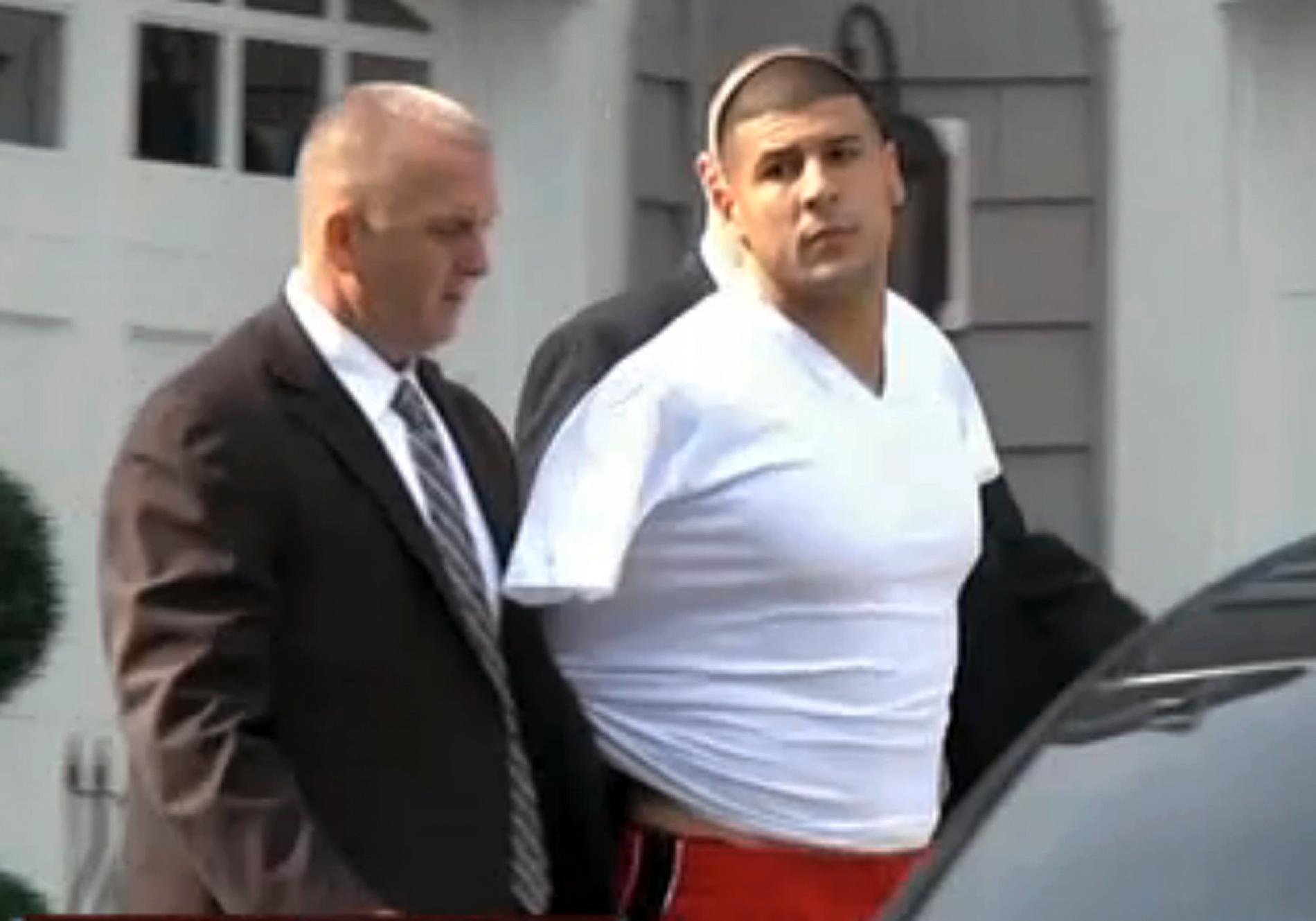 Aaron Hernandez greps i sitt hem i Attleborough i Massachusetts 2013.