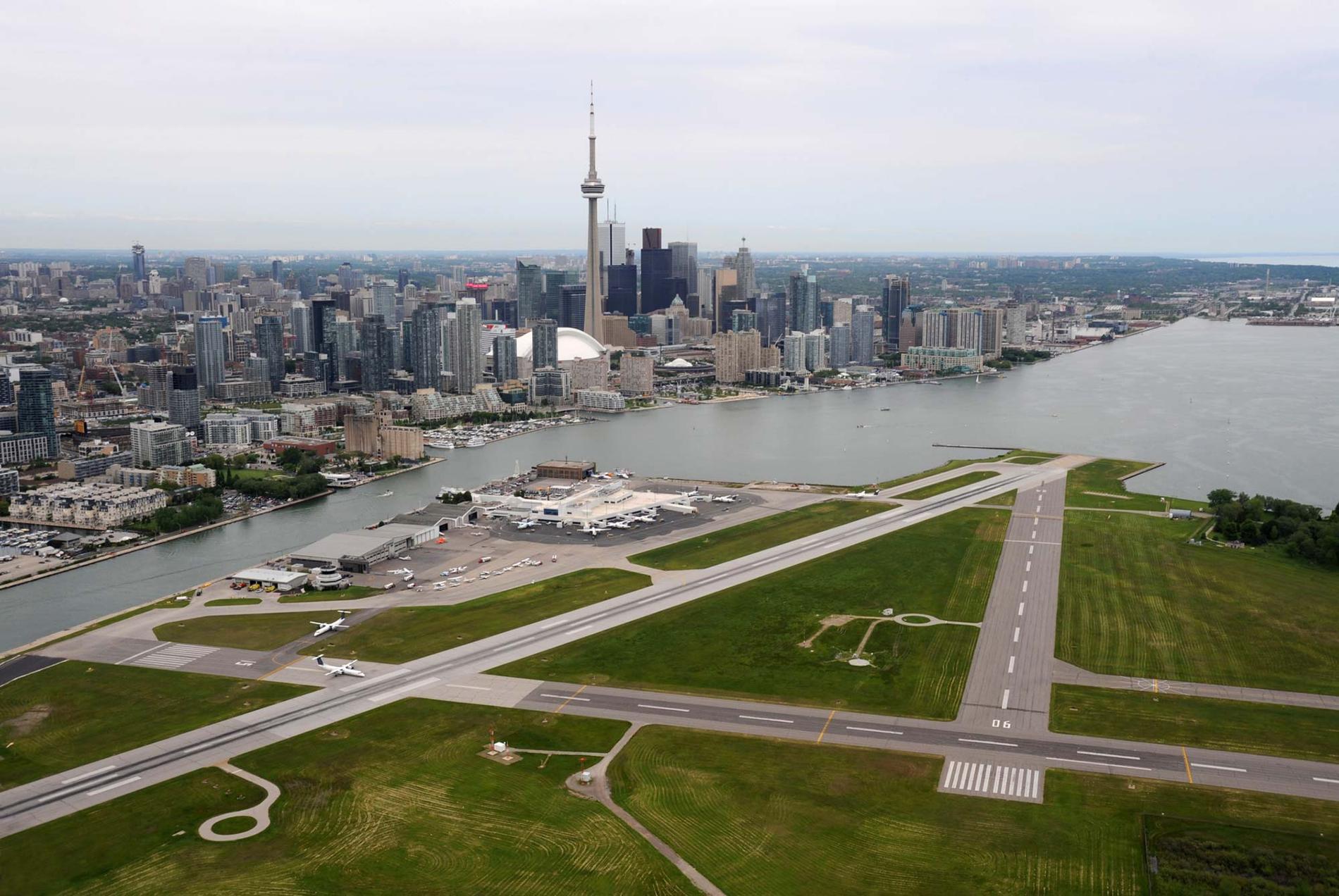 Toronto och CN Tower sett från flygplatsens ö i Lake Ontario