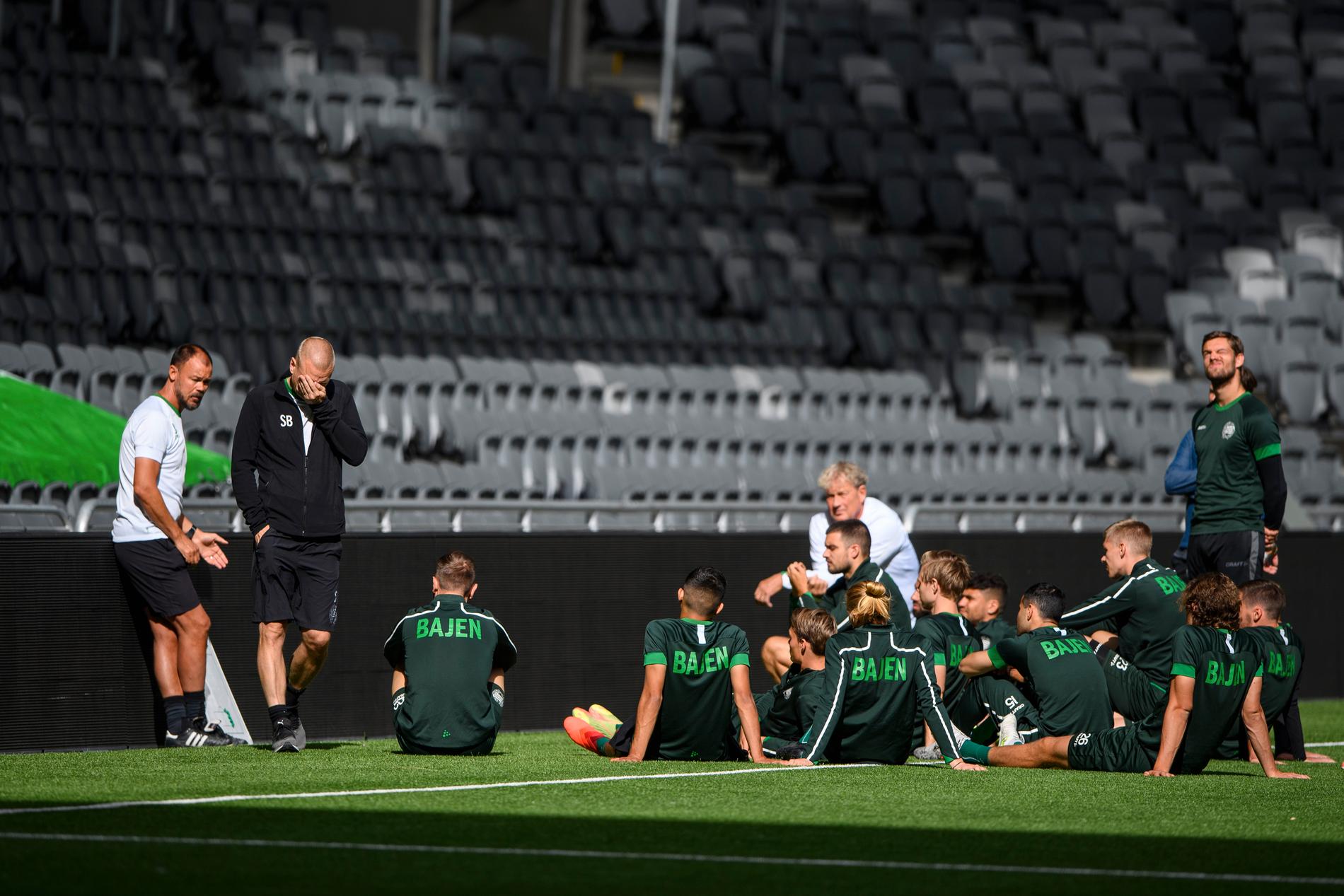 Hammarbys assisterande tränare Joachim Björklund och tränare Stefan Billborn talar med spelarna under träningen med inför matchen mot Puskas Akademias i Europa League-kvalet.