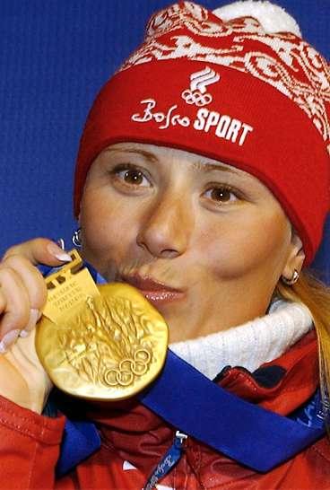 Julia Tjepalova med sin OS-medalj från Salt Lake City 2002.