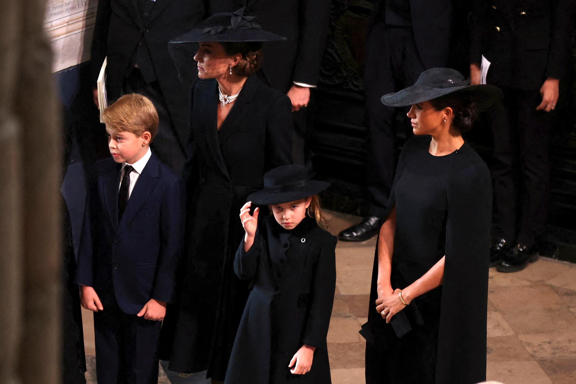 Prinsessan Kate och Meghan anlände till kyrkan tillsammans med Kate och Williams barn George och Charlotte. 