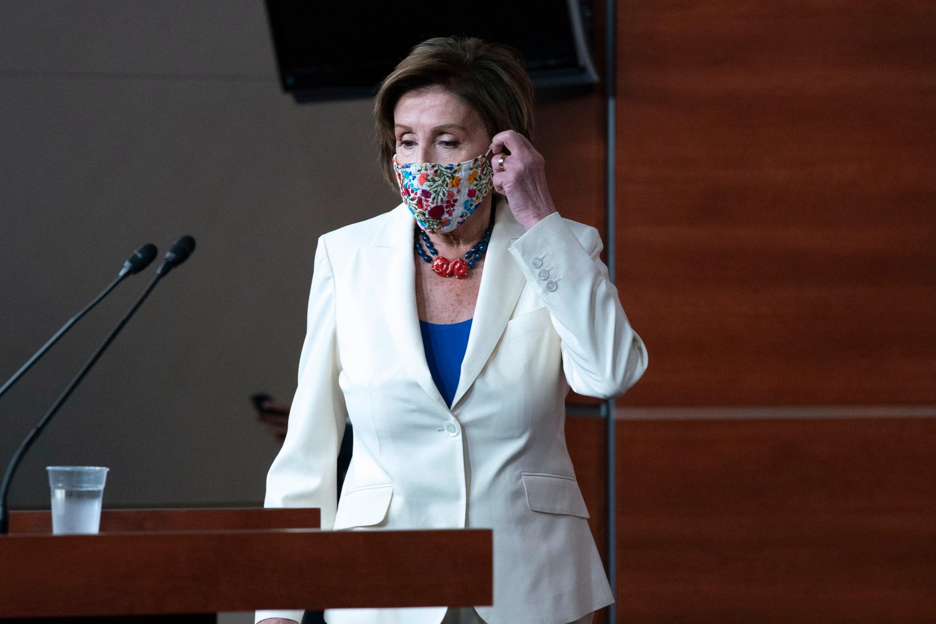 Den demokratiska talmannen Nancy Pelosi har behållit kravet på munskydd. 