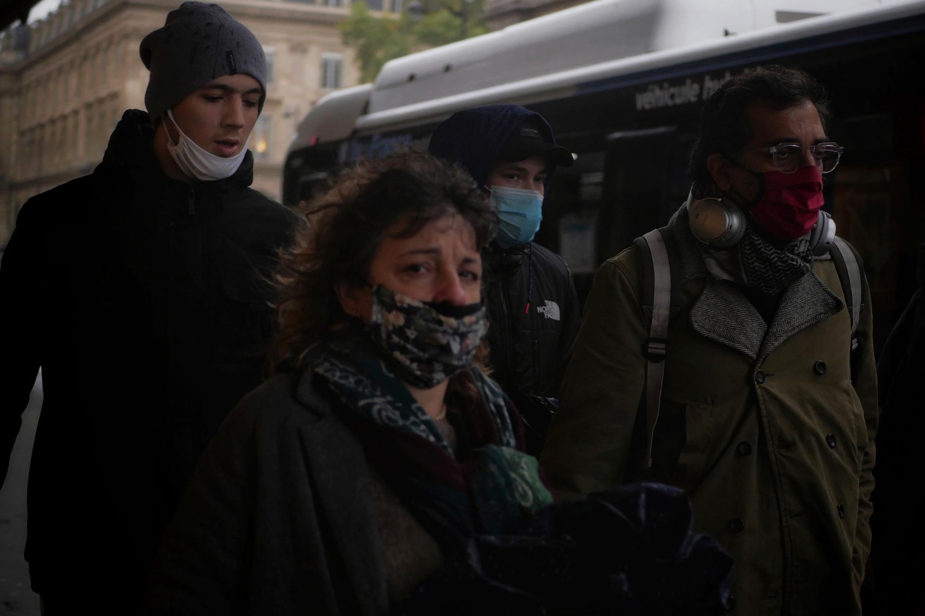 Munskydd är på, i alla fall delvis, bland bussresenärer i Paris dagen innan nedstängningen trädde i kraft.