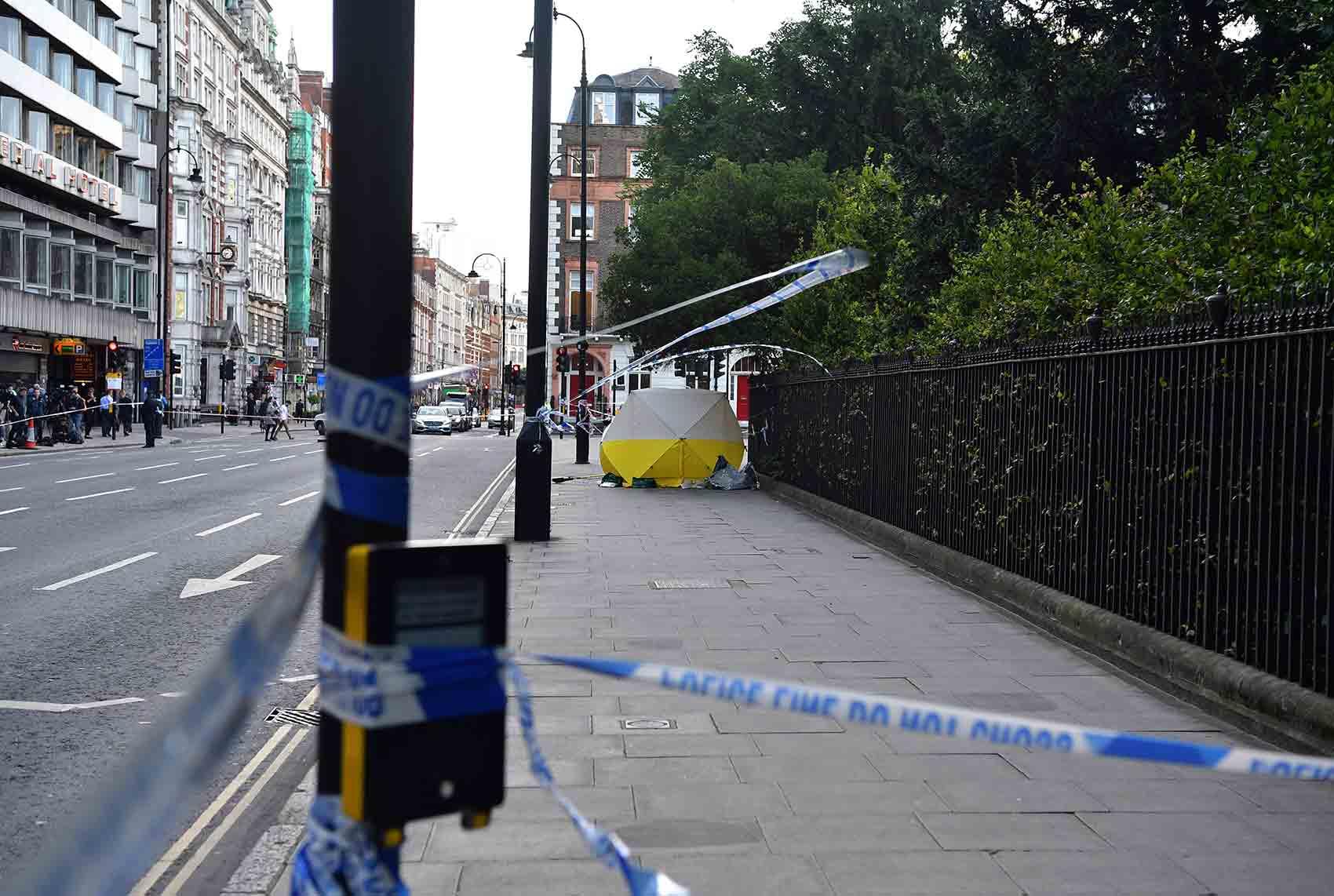 En knivman gick till attack på öppen gata mitt i centrala London sent på onsdagskvällen.