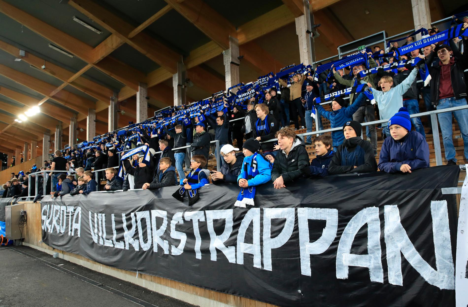 "Skrota villkorstrappan", uppmanar Siriusfansen på en banderoll under onsdagens match mot Norrköping.