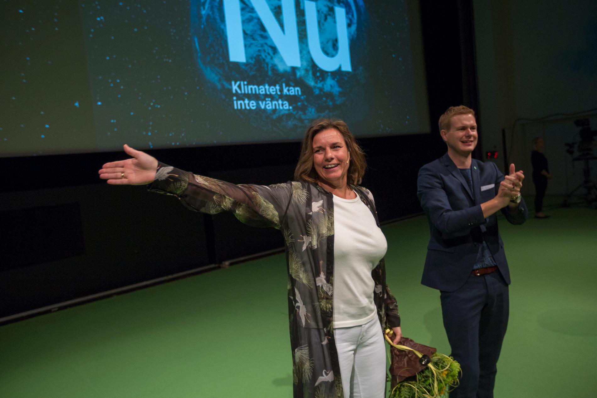 Miljöpartiets språkrör Isabella Lövin blir gratulerad av språkrörskollegan Gustav Fridolin i samband med sitt tal under partiets kongress i Västerås.