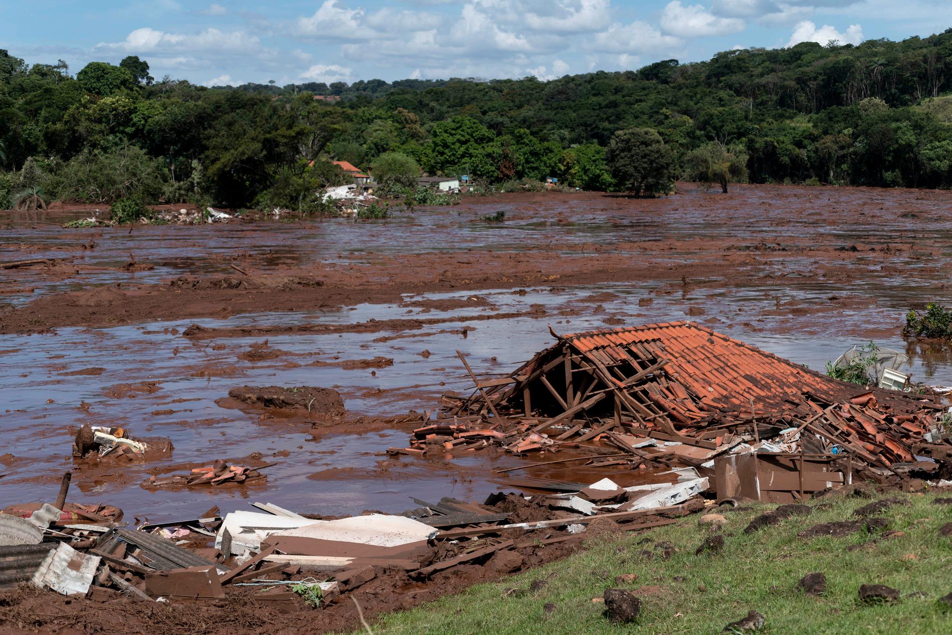 Ett dammras har ägt rum i närheten av staden Belo Horizonte, sydöst om den brasilianska huvudstaden Brasilia. många människor befars döda.