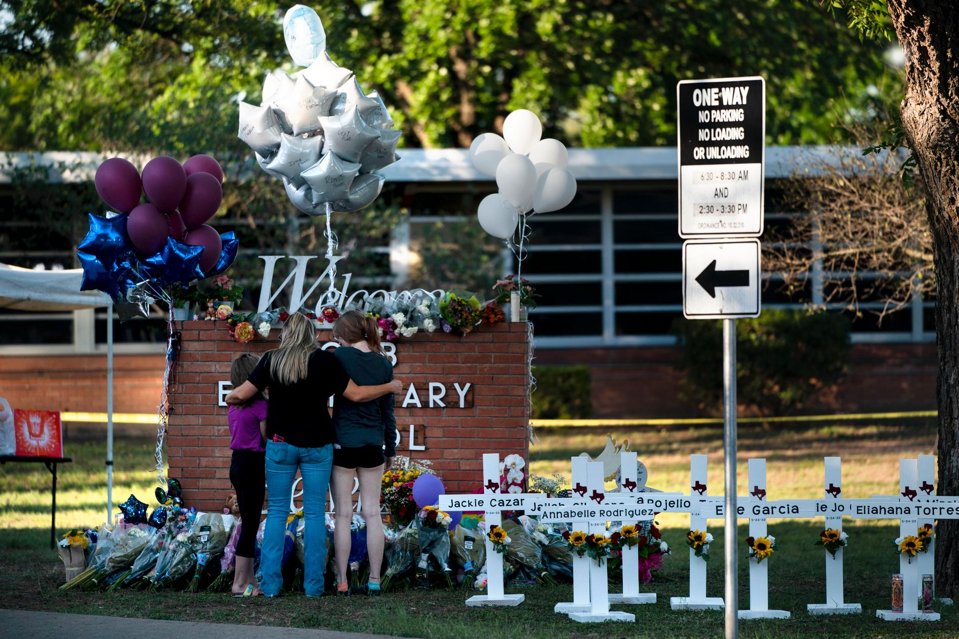 Människor i sorg samlas utanför Robb Elementary School in Uvalde, Texas.