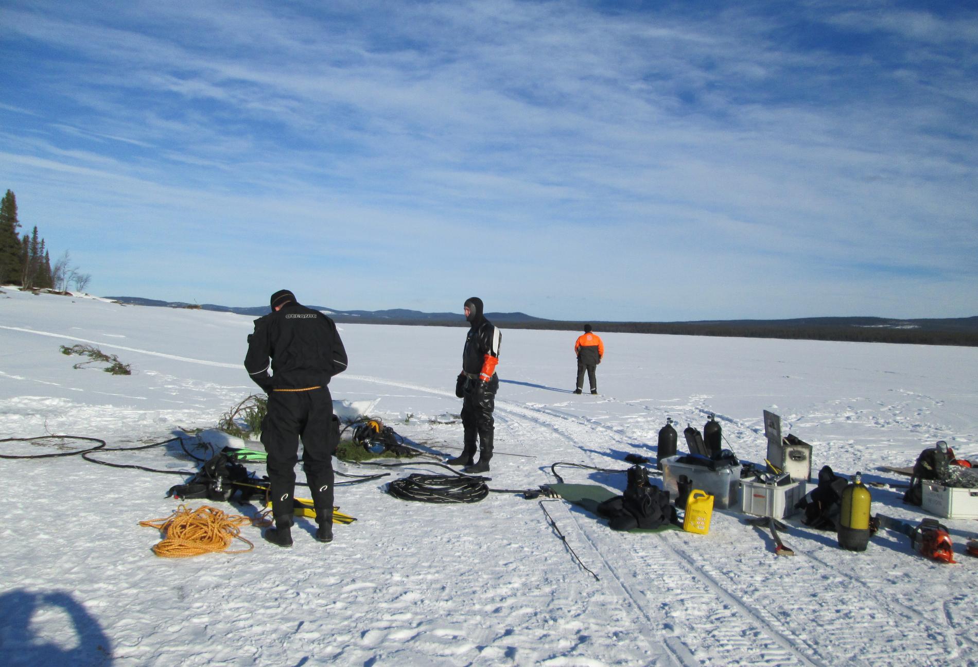Polisen dyker efter vapnet som stals från paret i Rönnäs i en närbelägen sjö. Det hittades först vid en senare dykning.