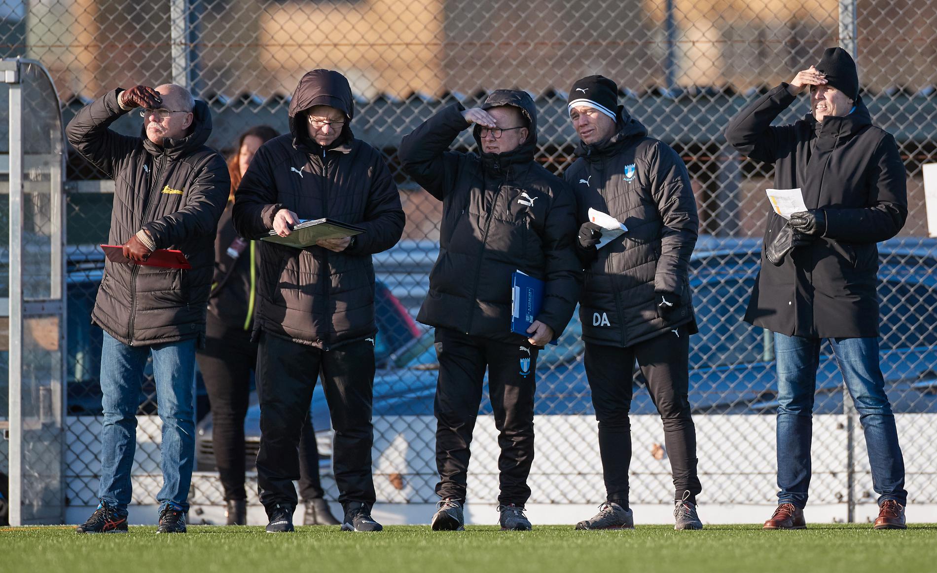 Mats Engqvist, Daniel Andersson och vd Niclas CarlnénMFF har öppen träning för spelare som vill ta en plats i MFF:s damlag som ska börja spela i division fyra nästa säsong.