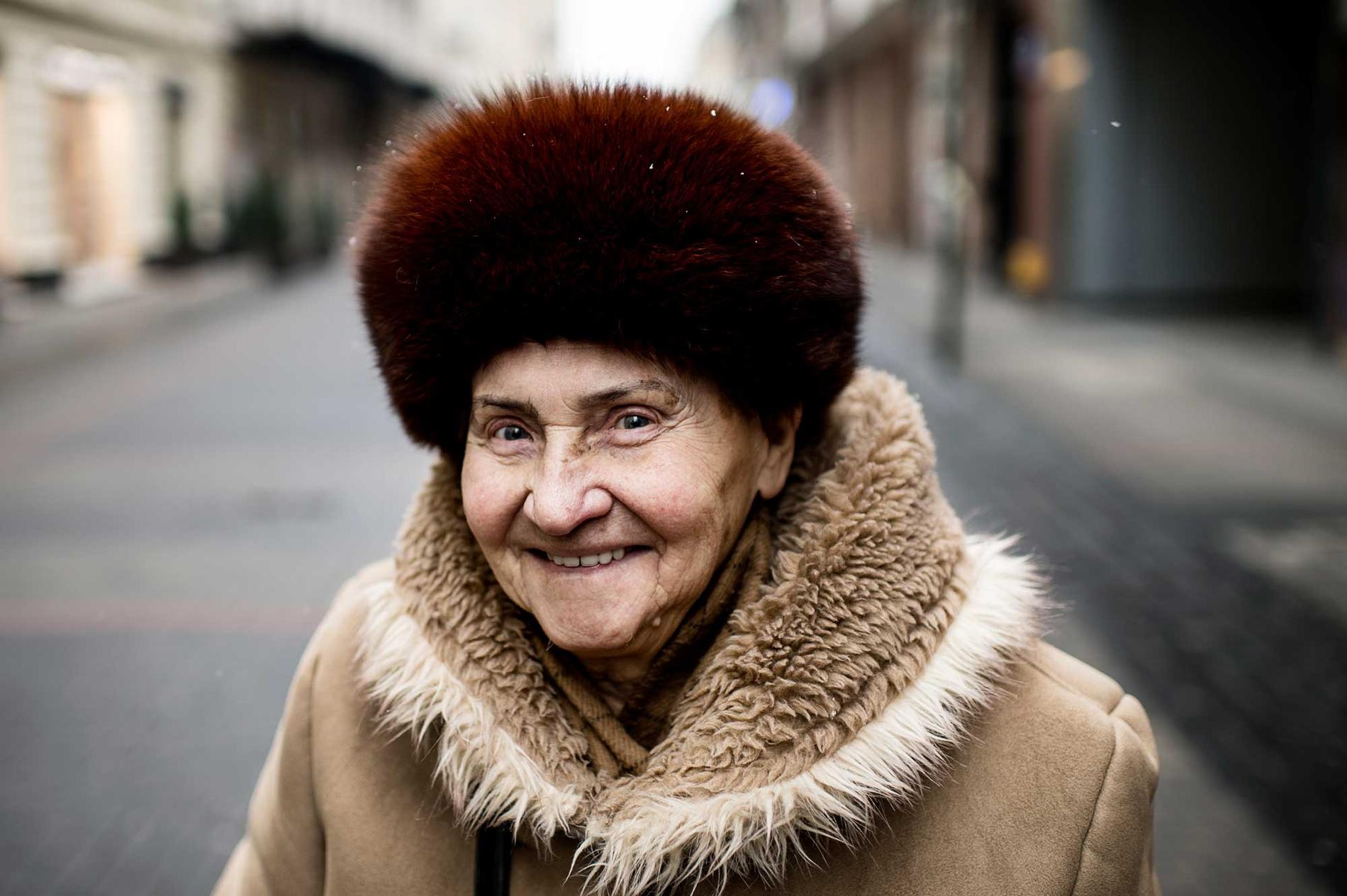 Irena Czarnecka, 80, pensionär, Warszawa:
– Jag har inte märkt av det än när jag tittar på tv, men det är ett svårt ämne för mig. Jag litar inte på partiet.