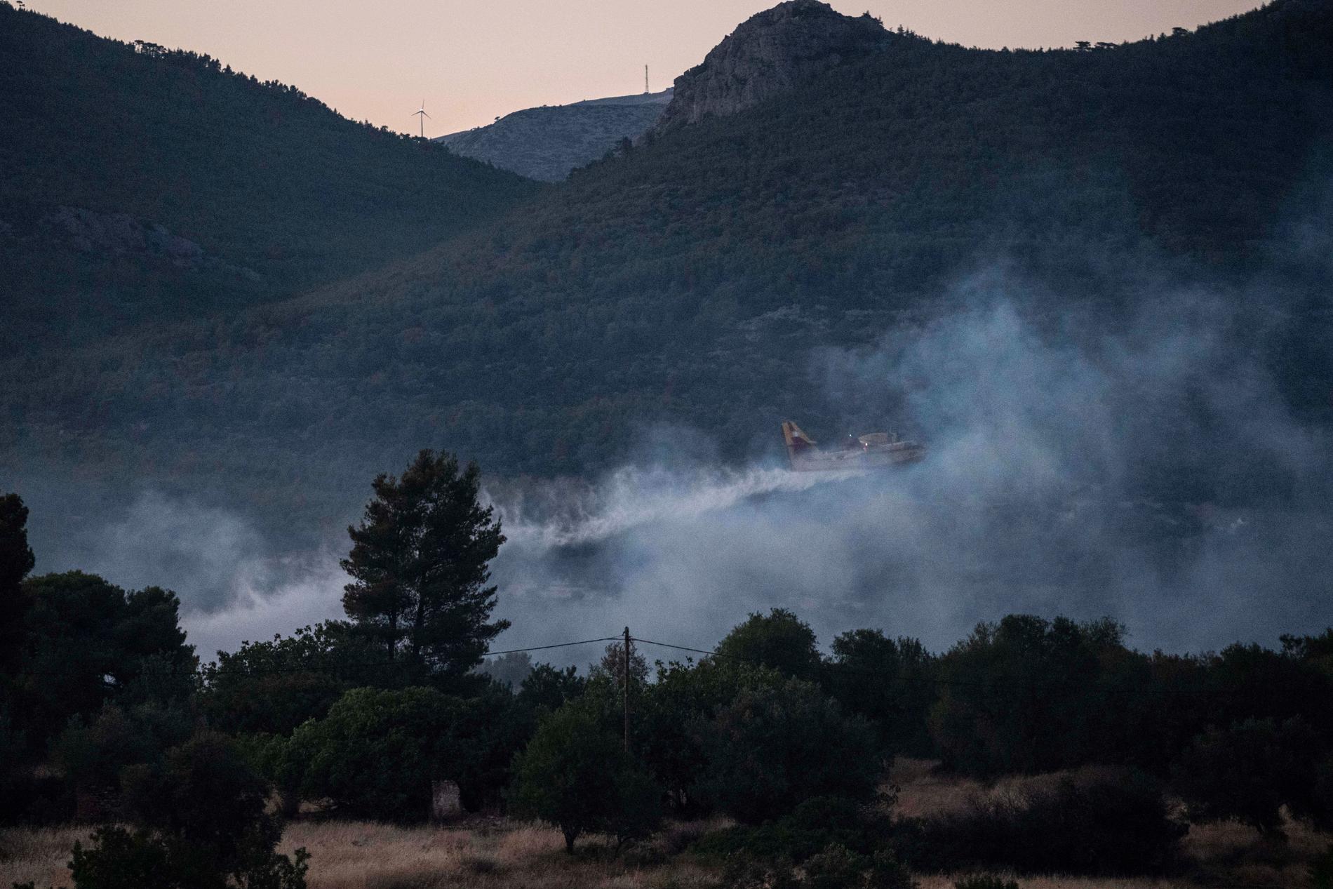 Skogsbrand väster om Aten.