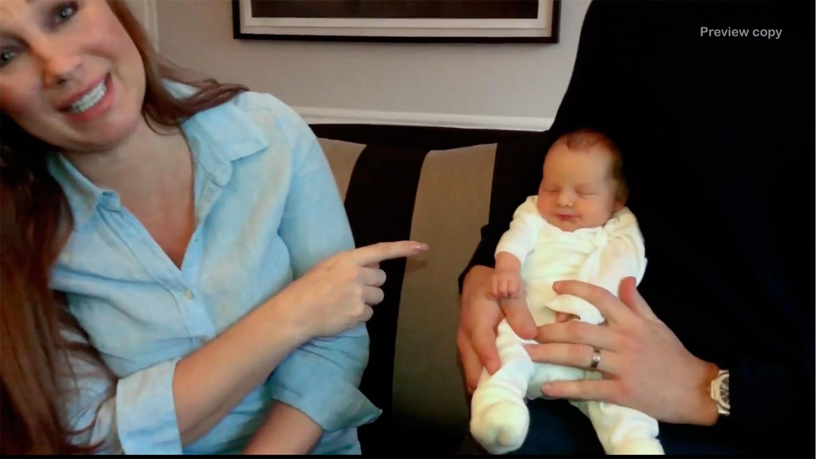 Charlotte Perrelli skickar videohälsning och visar upp nya bebisen.