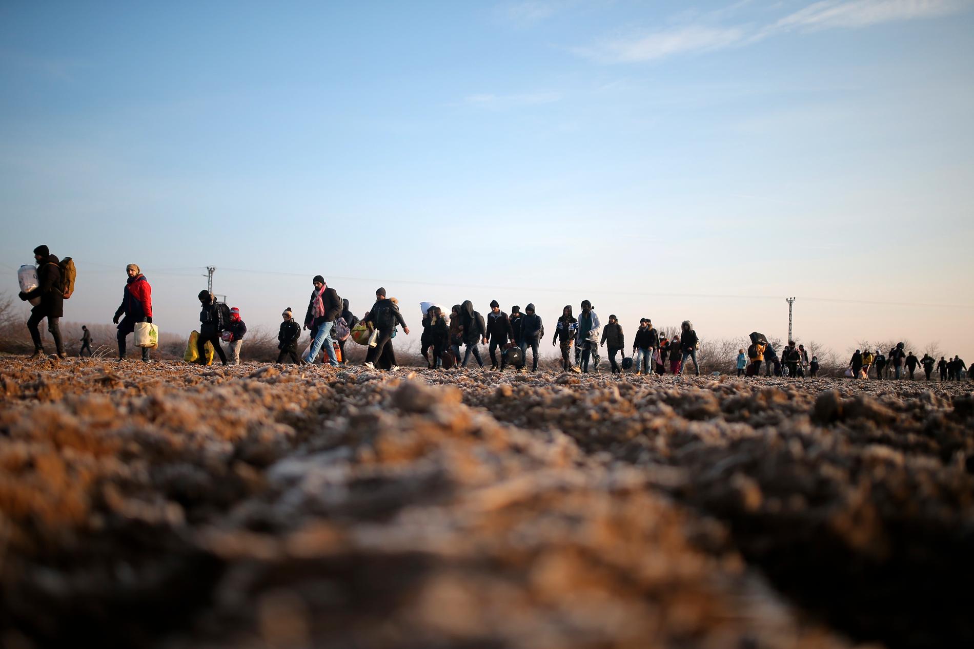 Migranter i Turkiet på väg mot gränsen till Grekland och gränsövergången Pazarakule, Edirne. Arkivbild