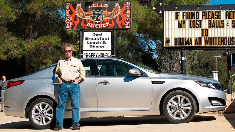 Robert parkerar sin Kia bland mc-knuttarna och noterar att Obama inte står högt i kurs. Foto Robert Collin
