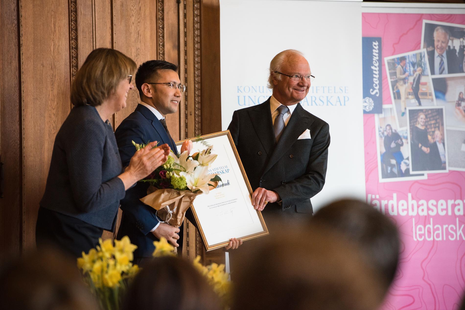 Omid Mahmoudi tog emot utmärkelsen Kompassrosen av kungen på Stockholms slott.