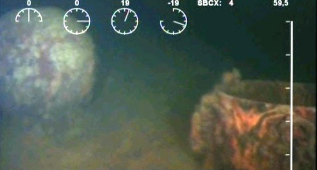 Bild från undervattensfarkosten som visar välbevarad en mina (till vänster) kan vara efter 100 år under vattnet.