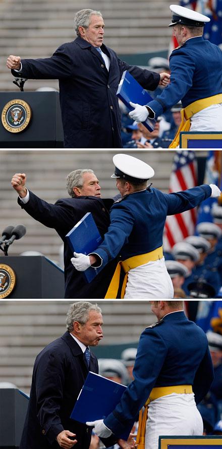 GRATTIS, GRABBEN President Bush firar att Theodore Shiveley precis har tagit examen från amerikanska flygvapnet. Foto: AP