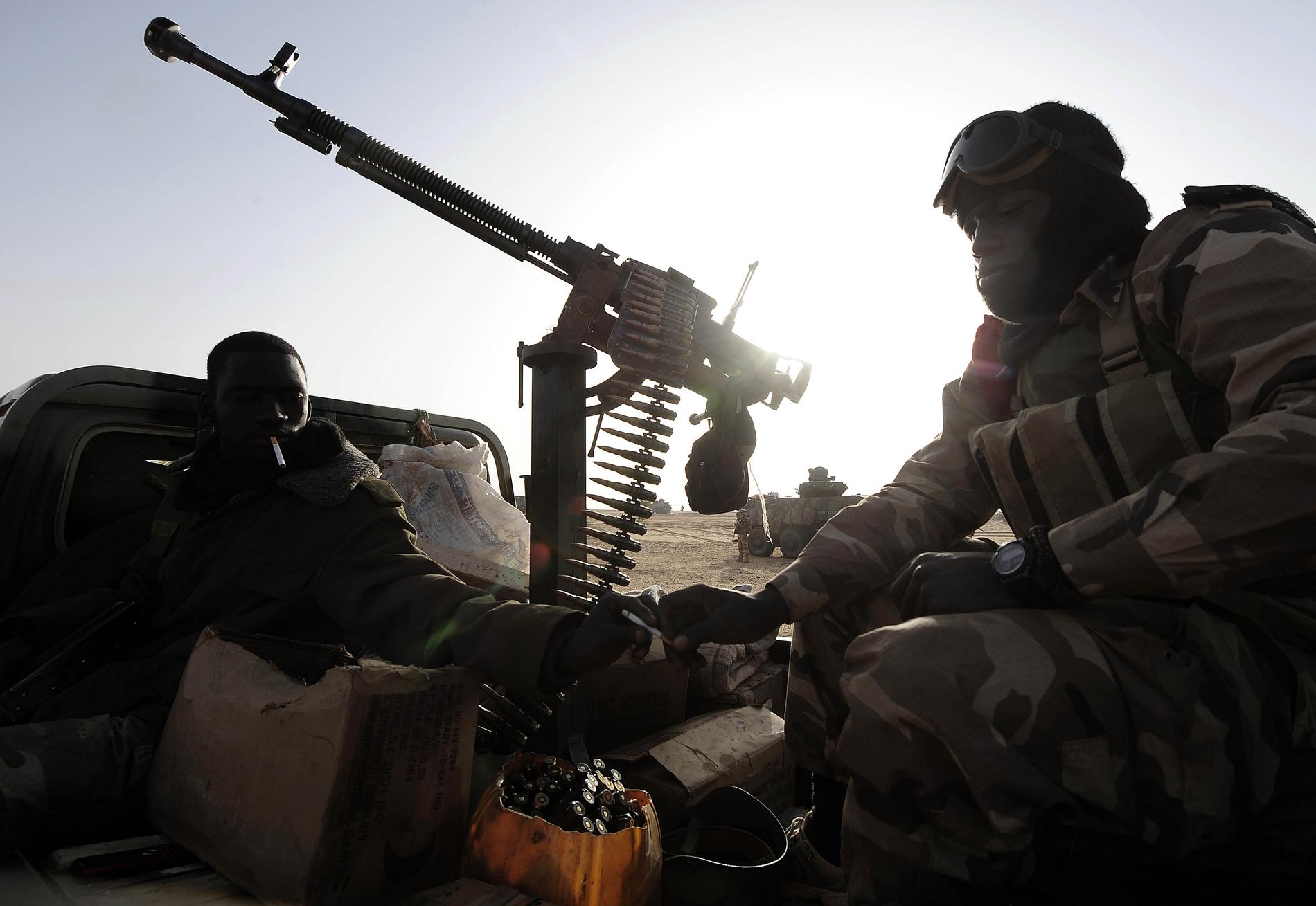 Fyra soldater har blivit dödade i Mali. Här sitter två andra soldater i ett fordon i norra Mali, i en bild som togs år 2013. Arkivbild.