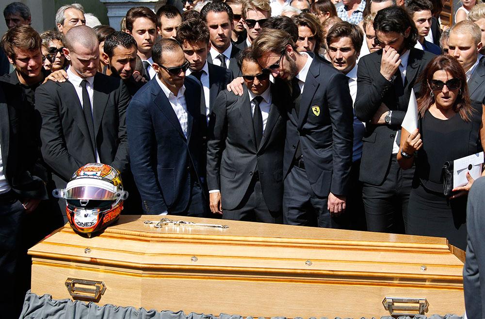 Franska F1-föraren jean-Eric Vernes och brasilianska Felipe Massa str med släkt och vänner till avlidne Jules Bianchi