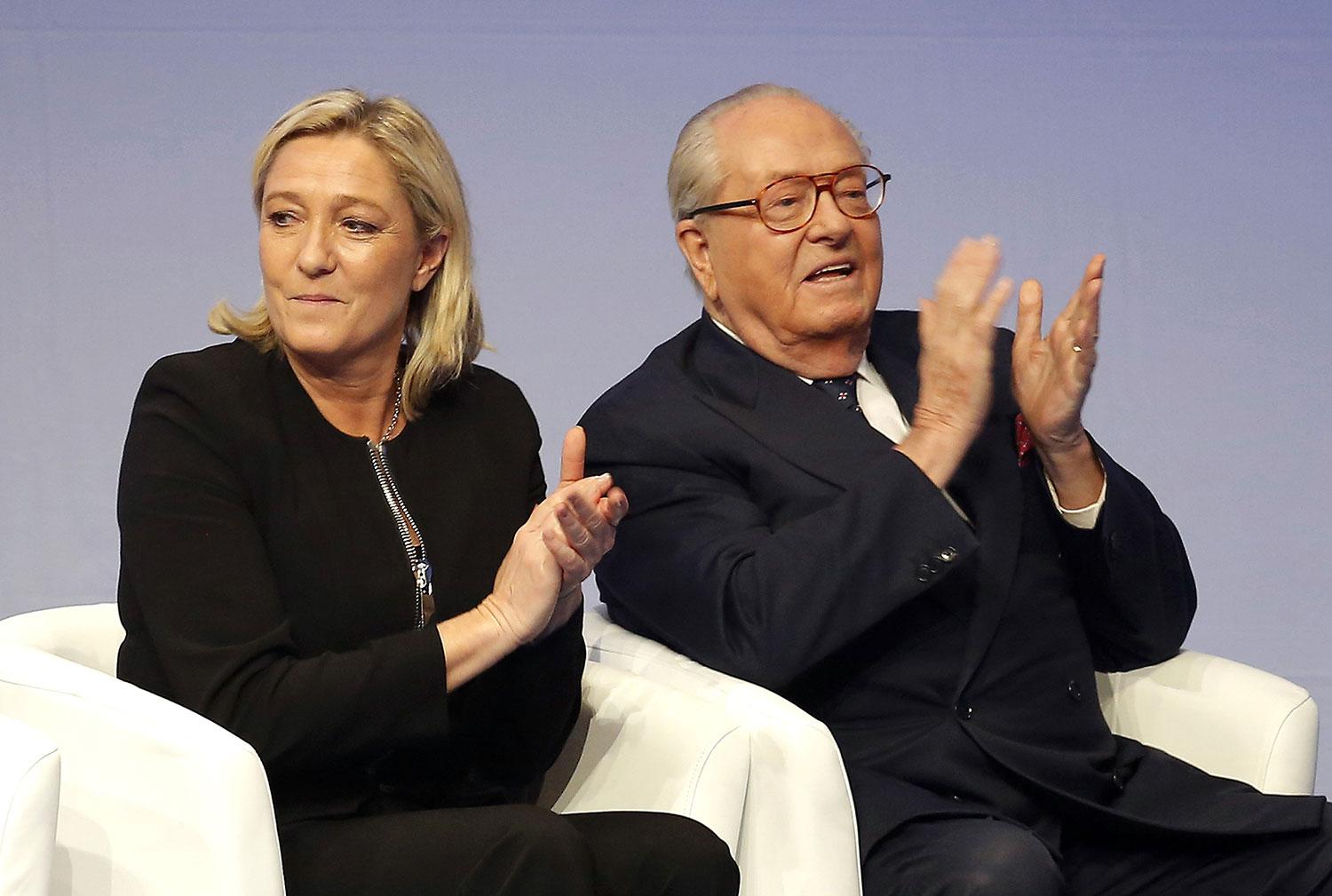 ”Om jag var amerikan skulle jag rösta på honom”, twittrar Jean-Marie Le Pen (till höger).