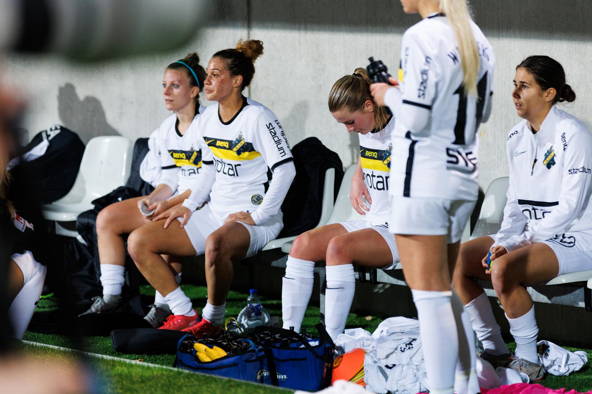 AIK-spelarna deppar efter uttåget ur damallsvenskan.